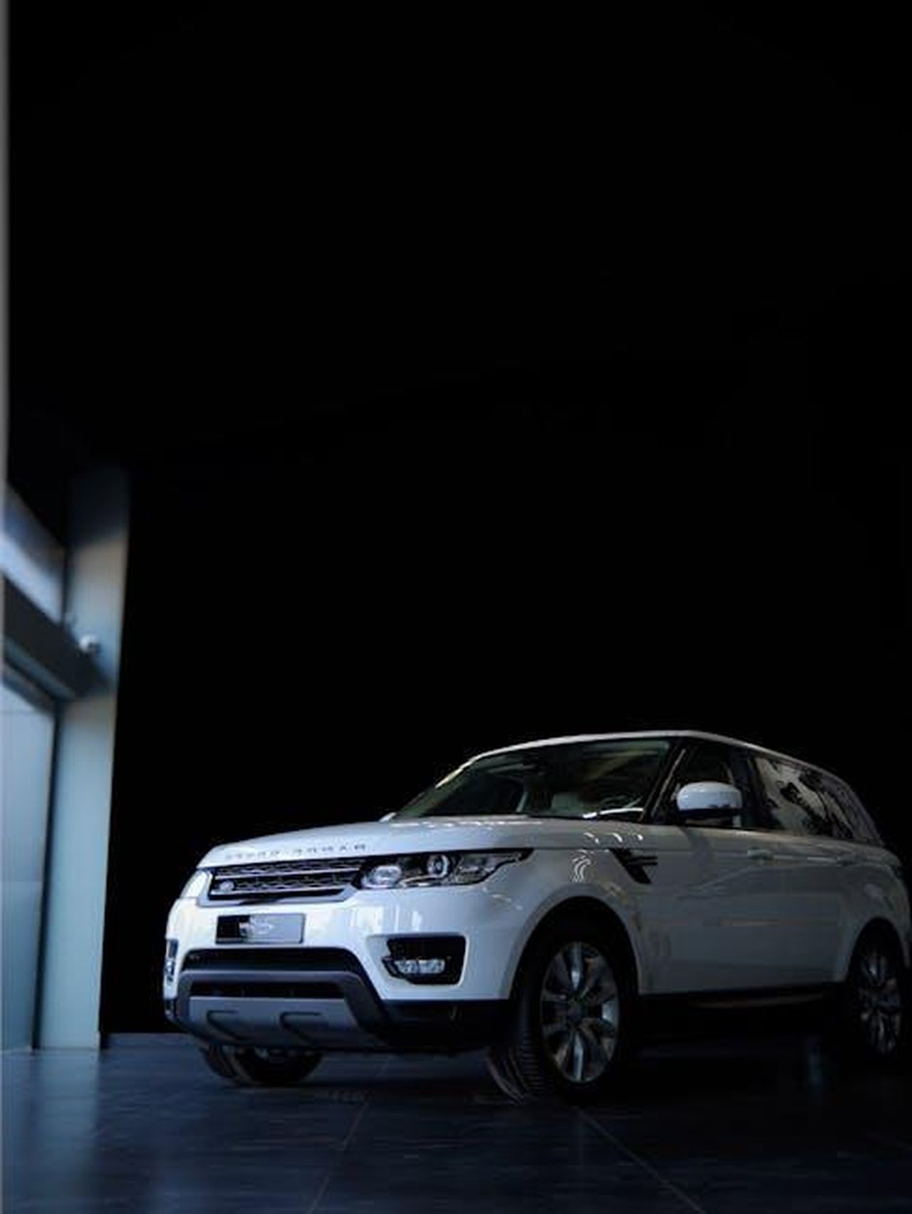Consiglio_per_lacquisto_deq4KaPFq0 - Veicoli24 Source: Nafihx Sulaika - pexels - Stylish white SUV vehicle displayed indoors with ample copy space.