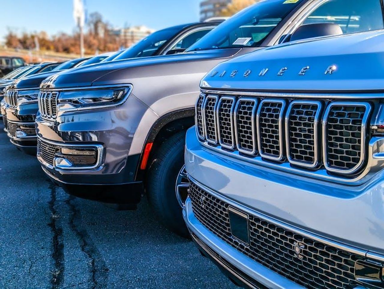 Consiglio_per_lacquisto_gVFzTV255J - Veicoli24 Source: Obi Onyeador - pexels - Close-up view of modern SUVs parked in a dealership lot.