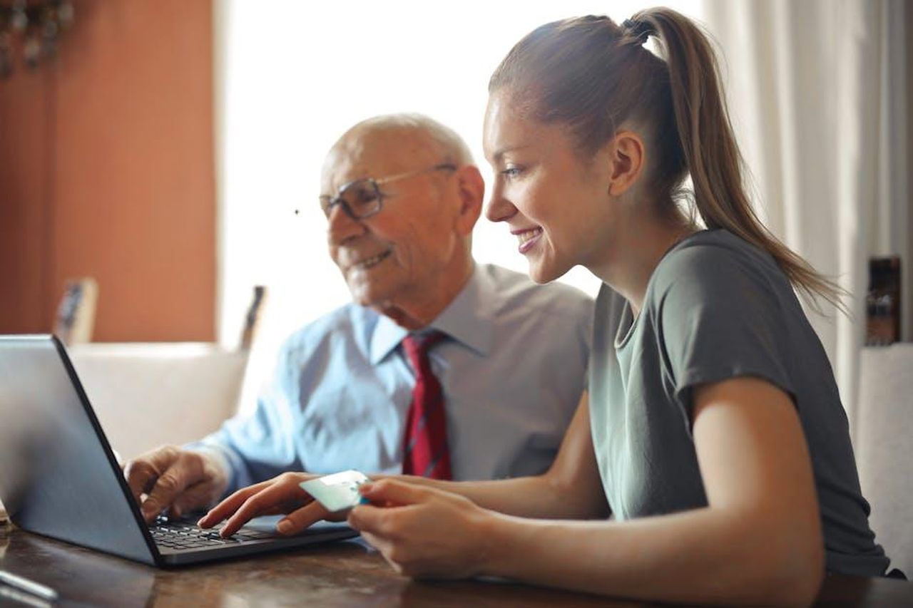 Contatti_per_assistenza_ai_clienti_YJnGtAAD2V - Veicoli24 Source: Andrea Piacquadio - pexels - Young woman in casual clothes helping senior man in formal shirt with paying credit card in Internet using laptop while sitting at table