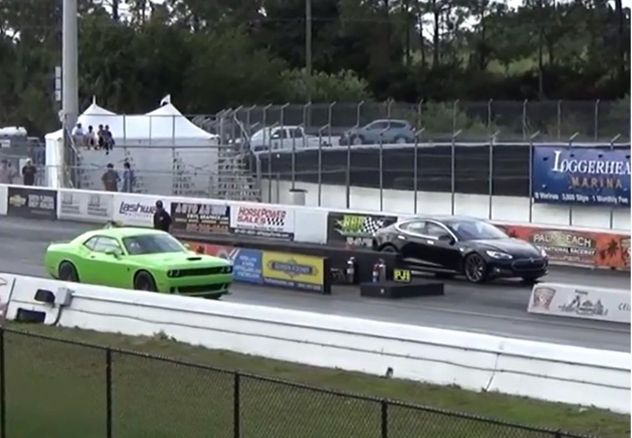 Contesto e opposizione alla demolizione - Tesla Model S drag-races 2015 Dodge Challenger Palm Beach Intl Raceway, Hellcat, Jan 2014 [YouTube]