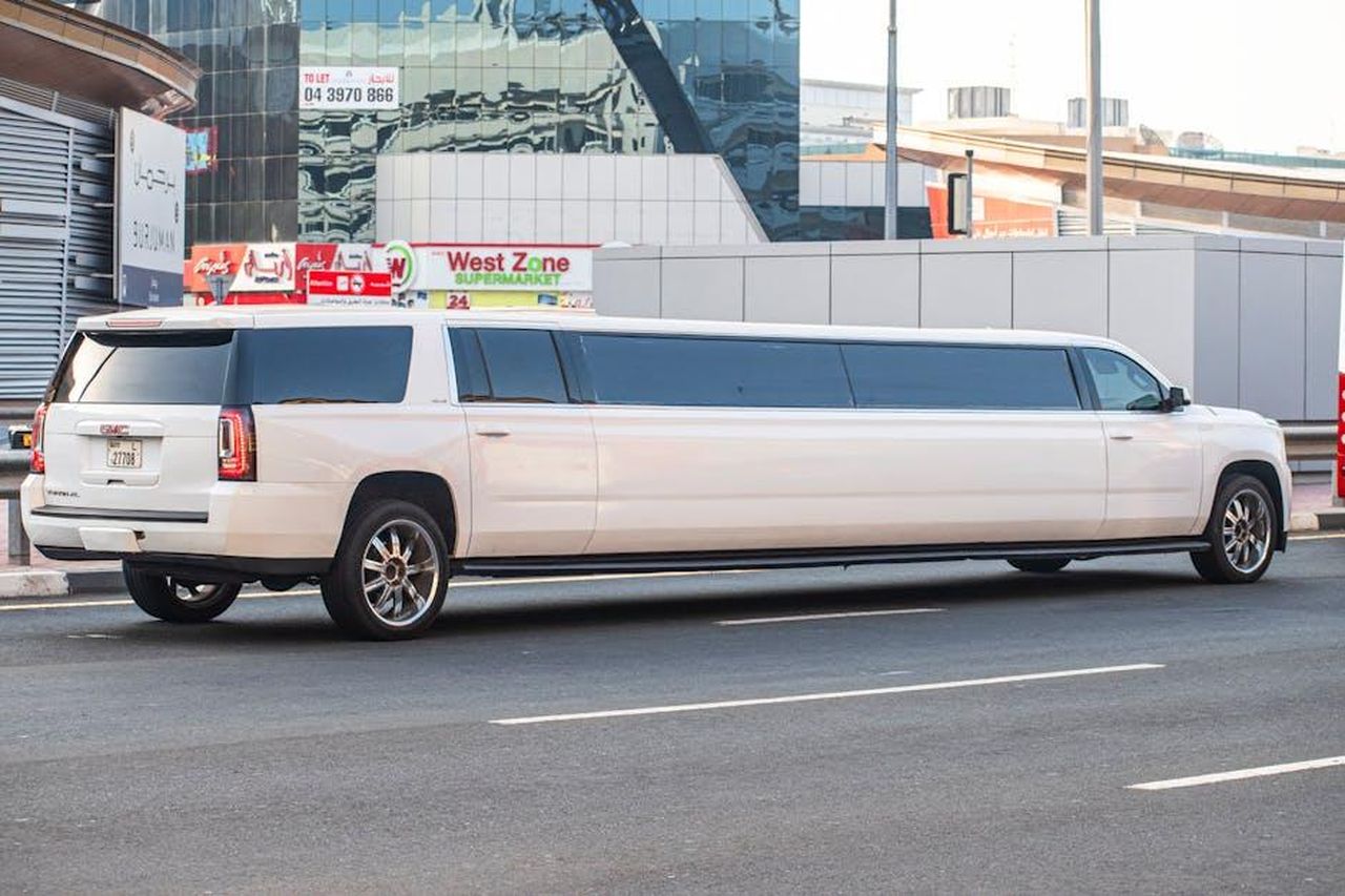 Cosa_ci_piace_del_GMC_Yukon_2025_Jd5LKhk69J - Veicoli24 Source: aboodi vesakaran - pexels - White GMC Yukon XL limousine parked on a bustling city street during the day.