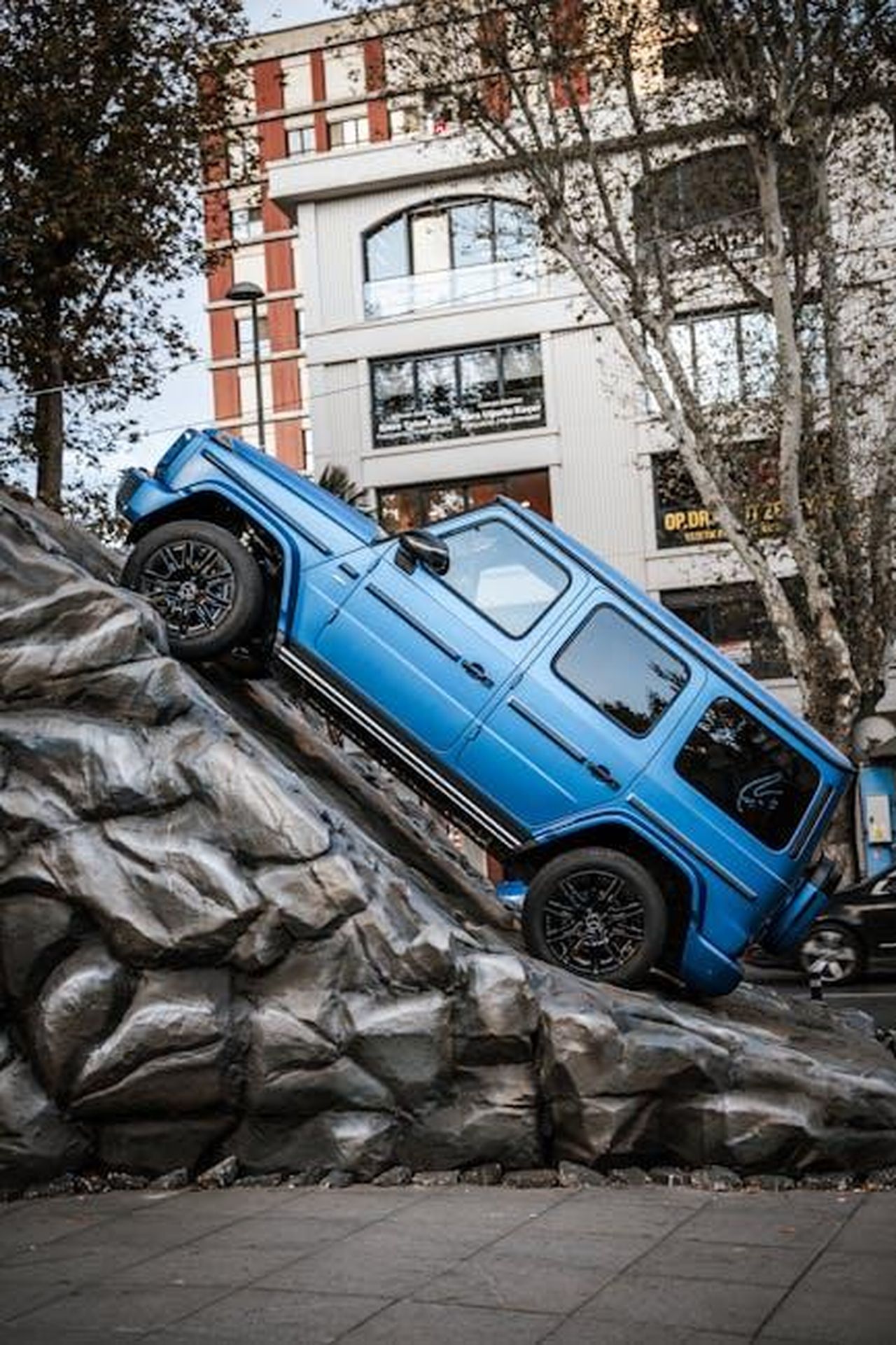 Cosa_ci_piace_della_GClass_2024_u5b4zjCLX8 - Veicoli24 Source: we packo - pexels - A blue SUV ascends a steep artificial rock in an urban setting in İstanbul, Türkiye.