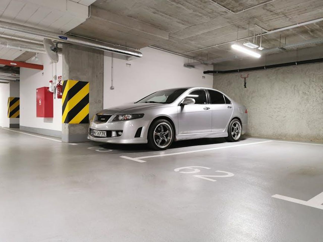 Cosa_ci_piace_della_Honda_Accord_2025_GdoklCTM6B - Veicoli24 Source: Nessip - pexels - Silver Honda Accord parked in a clean, well-lit indoor garage space.