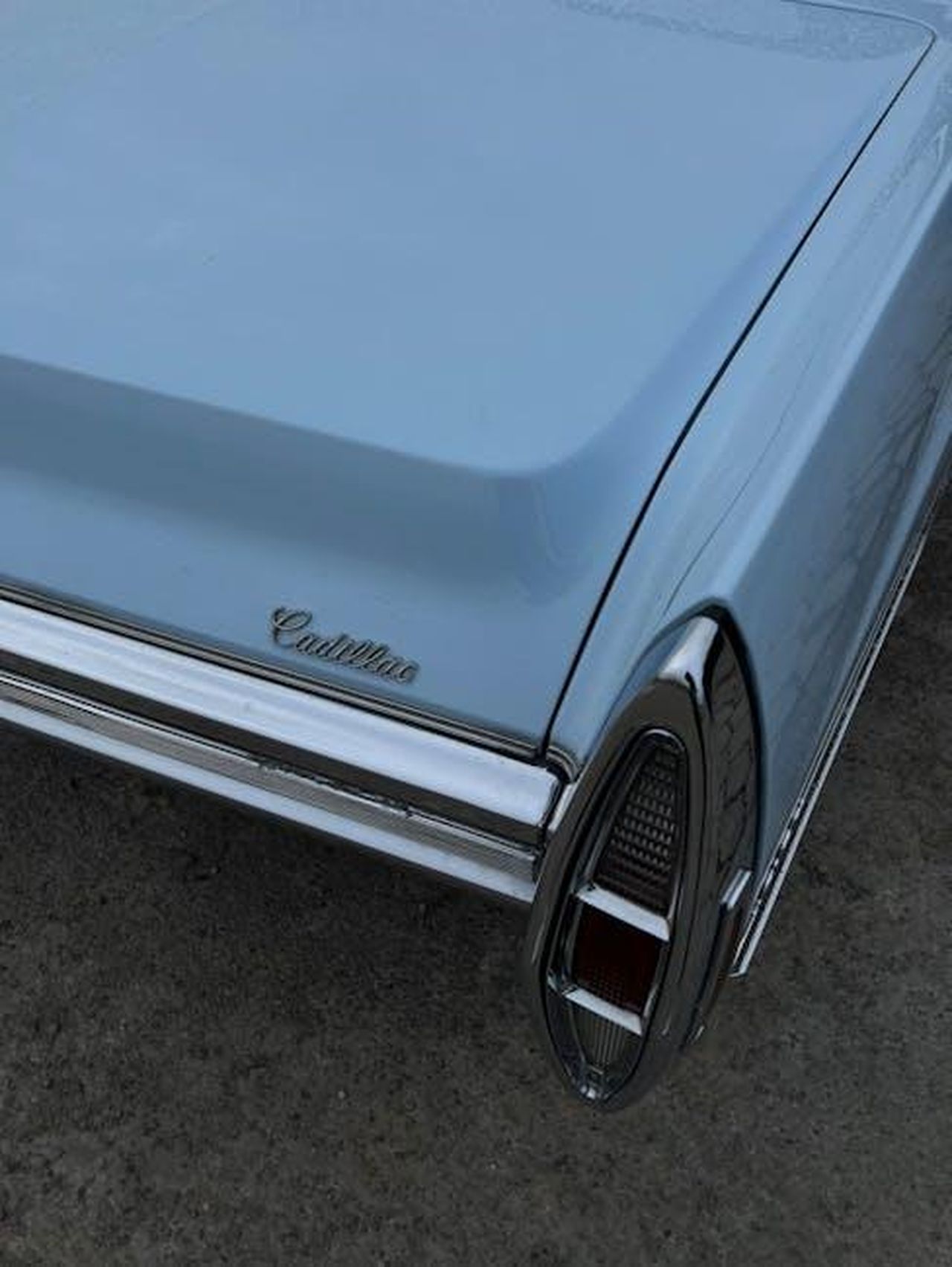 Cosa_non_ci_piace_della_Cadillac_CT5_2025_iqDL8R2lb3 - Veicoli24 Source: Mariam Antadze - pexels - Close-up of a vintage Cadillac tail fin showcasing retro design elements.