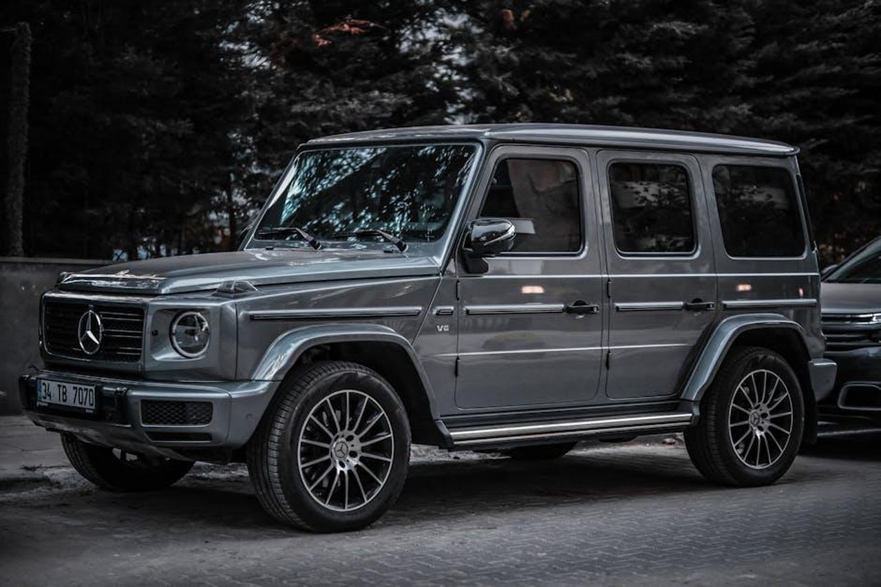 Cosa_non_ci_piace_della_GClass_2024_JXg09bAEu1 - Veicoli24 Source: we packo - pexels - Close-up of a luxury Mercedes-Benz G-Class SUV parked on a city street in Istanbul, Turkey.