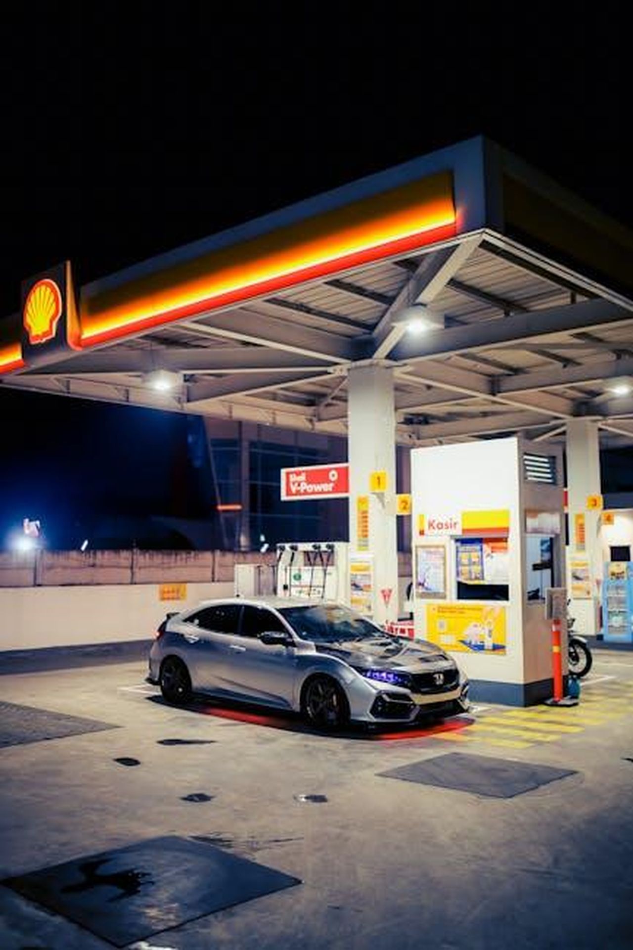 Cosa_non_ci_piace_della_Honda_Odyssey_2025_QrpCLYFQEr - Veicoli24 Source: Muhamad Lutfi - pexels - A Honda Civic parked at a brightly lit Shell gas station during the night.