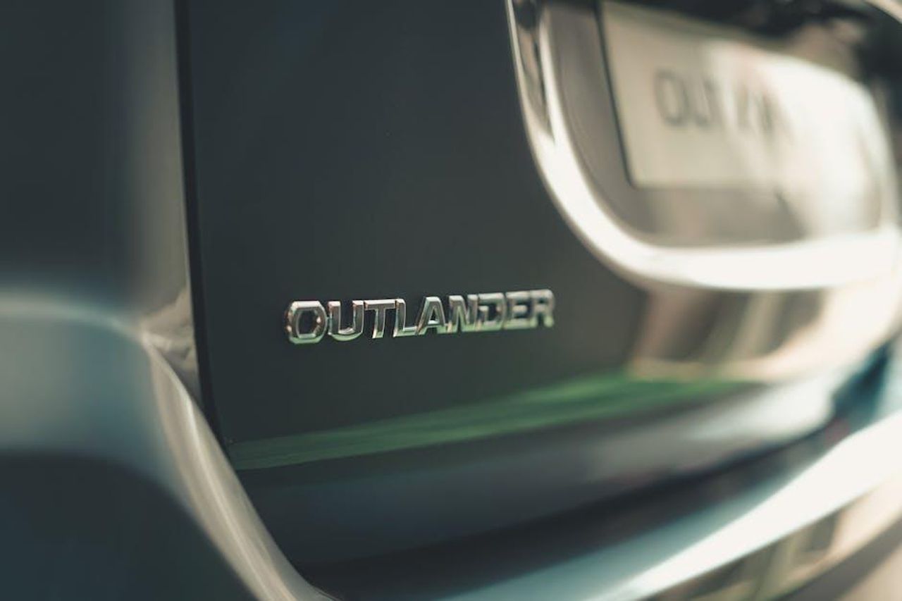 Cosa_non_ci_piace_della_Mitsubishi_Outlander_2025_iXoFKNR28n - Veicoli24 Source: Asm Arif - pexels - Detailed shot of Mitsubishi Outlander emblem on car rear, showcasing brand identity.