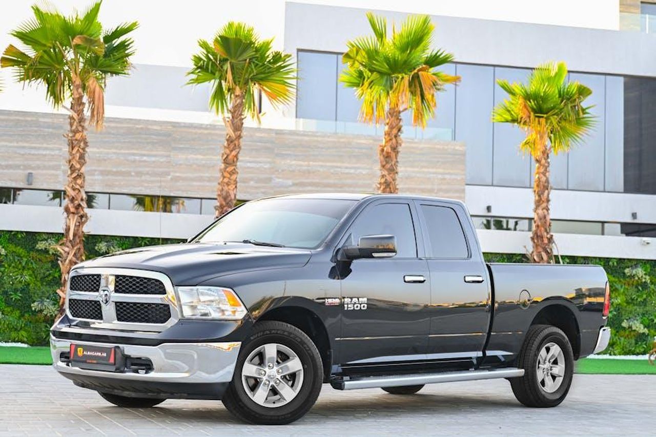 Cosa_non_ci_piace_della_Ram_1500_b1Lz2V4GkG - Veicoli24 Source: ALBA Cars - pexels - Black Dodge Ram 1500 parked against palm trees in Dubai, showcasing luxury and style.