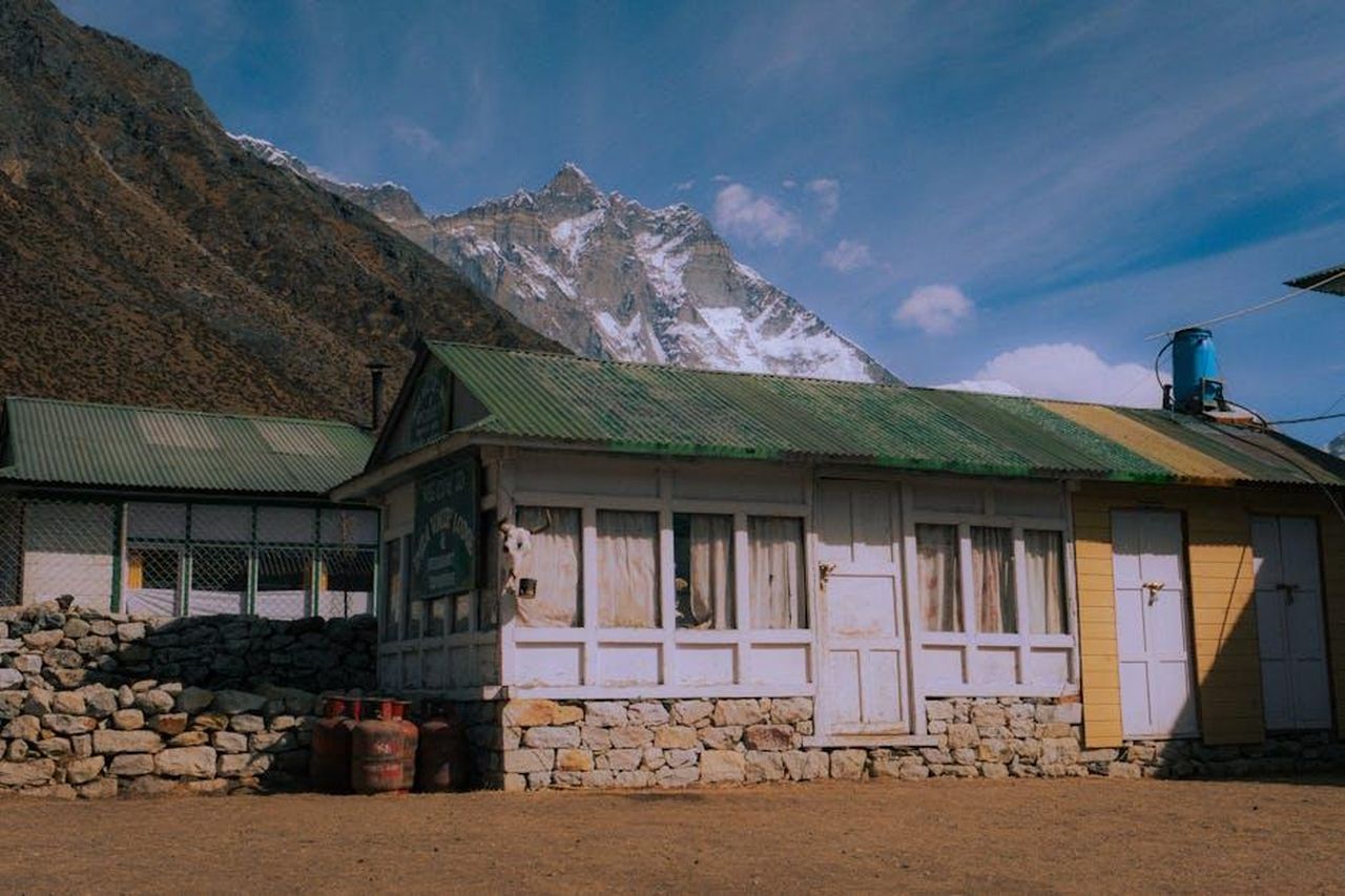 Cosa_non_ci_piace_della_Subaru_Ascent_2025_hg8eX8nuoO - Veicoli24 Source: 8Percent Media - pexels - Scenic lodge in the Himalayas with stunning mountain backdrop, perfect for trekking enthusiasts.