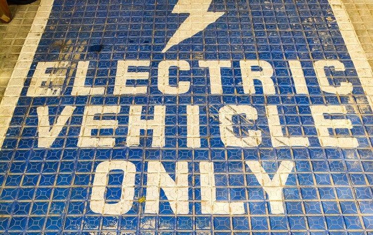 Costi_energetici_un_grande_ostacolo_alladozione_degli_EV_Mi1T4DtHQ3 - Veicoli24 Costi energetici: un grande ostacolo all'adozione degli EV - Immagine di veicoli elettrici
