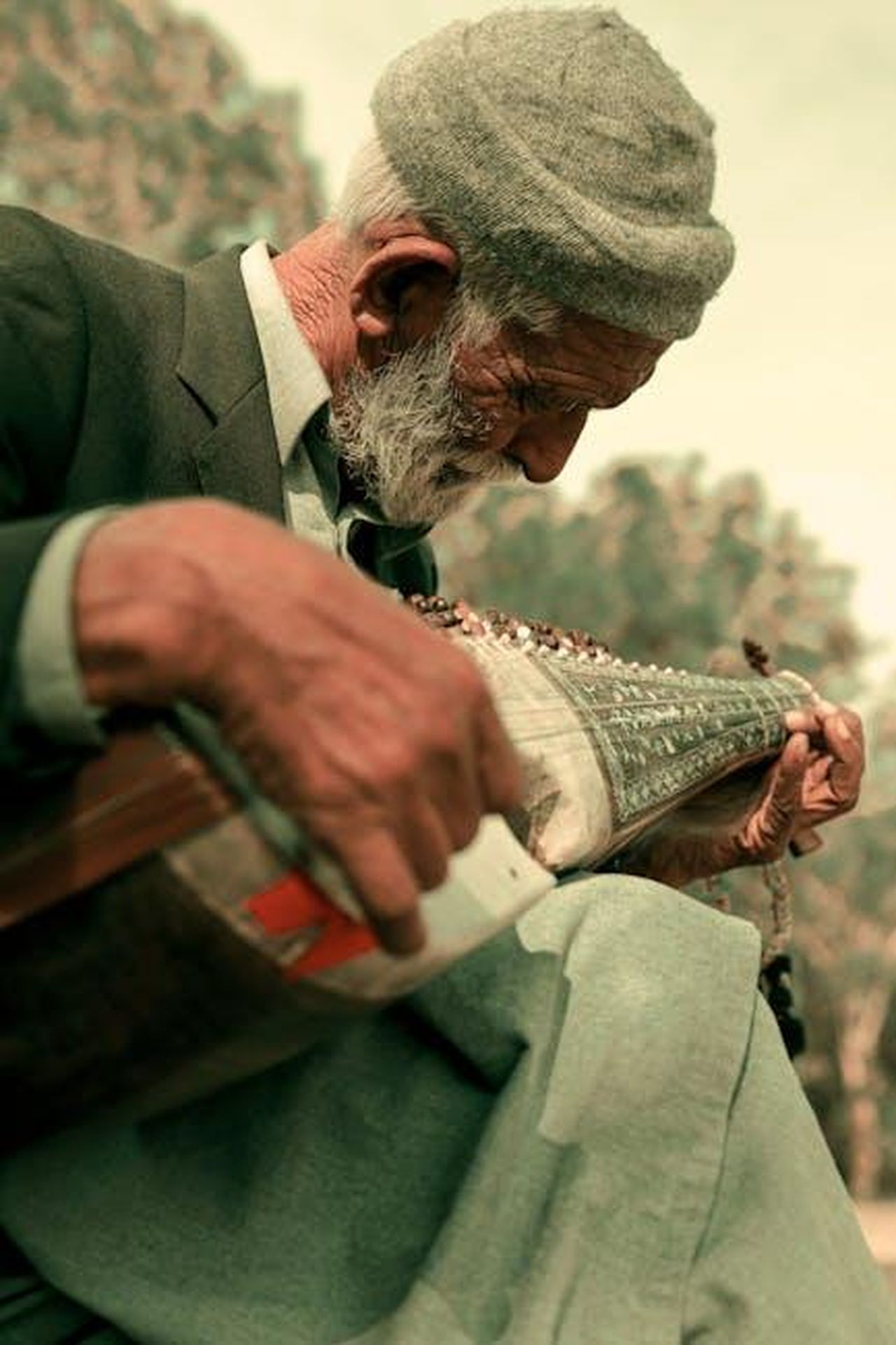 Crescita_del_mercato_dei_veicoli_elettrici_nel_2024_n4W37HgSD2 - Veicoli24 Source: High Rollick studio - pexels - Elderly man outdoors playing a traditional instrument in Islamabad, Pakistan, showcasing cultural heritage.