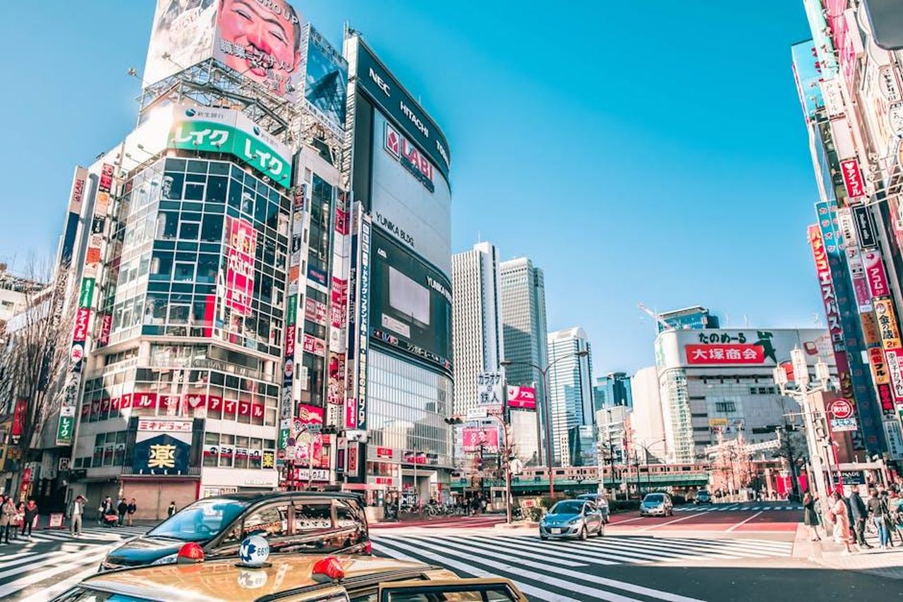 Critiche_agli_schermi_sovradimensionati_uD5jSTUuuw - Veicoli24 Source: Dex Planet - pexels - A bustling Tokyo intersection surrounded by skyscrapers and bright advertisements.