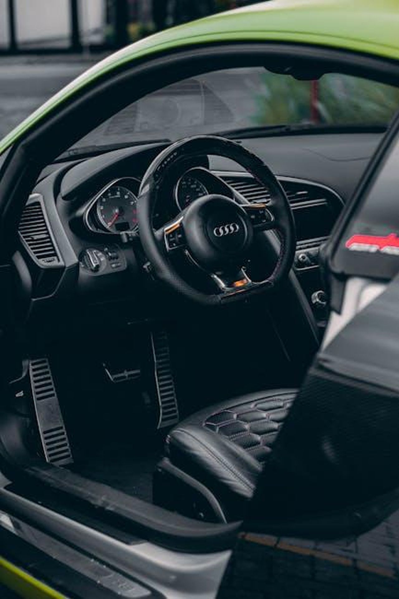 Critiche_alla_qualit_dei_materiali_interni_e8DqfZeiPt - Veicoli24 Source: Juliano Couto - pexels - Close-up of the luxurious interior of an Audi car featuring the steering wheel.