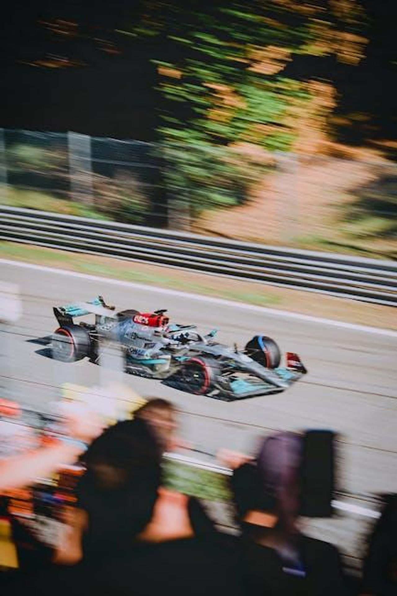 Critiche_sui_motori_attuali_e_nostalgia_per_i_V10_n5Ky2eT6oO - Veicoli24 Source: Jenda Kubeš - pexels - Blurred motion Formula 1 car racing on outdoor track with spectators watching the thrilling motorsport event.