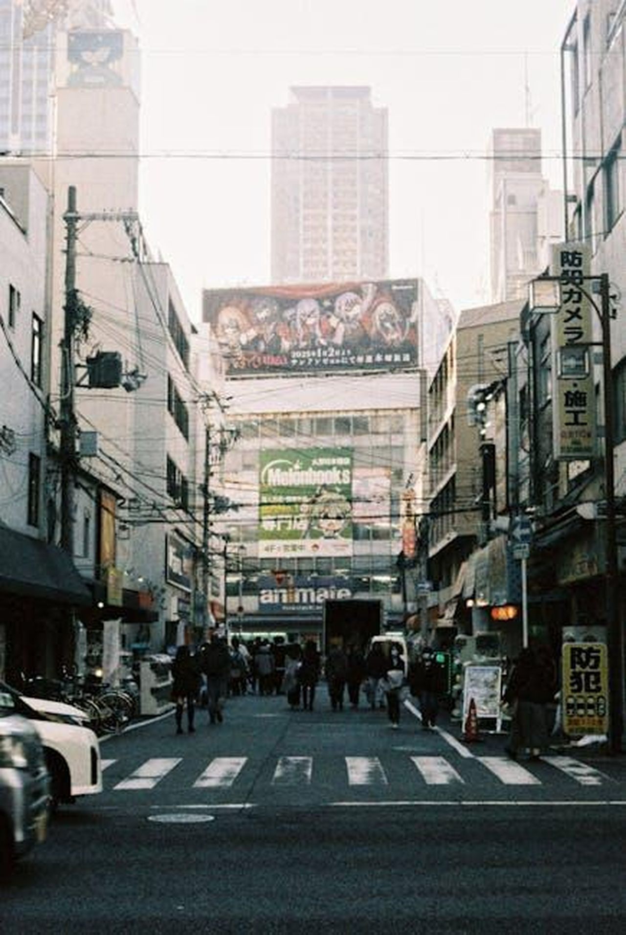 Da_anime_a_realt_la_collaborazione_con_Kyle_Monteiro_vXxrf55pk3 - Veicoli24 Source: Maxim Makarov - pexels - Bustling city street in Osaka with people, cars, and colorful billboards.