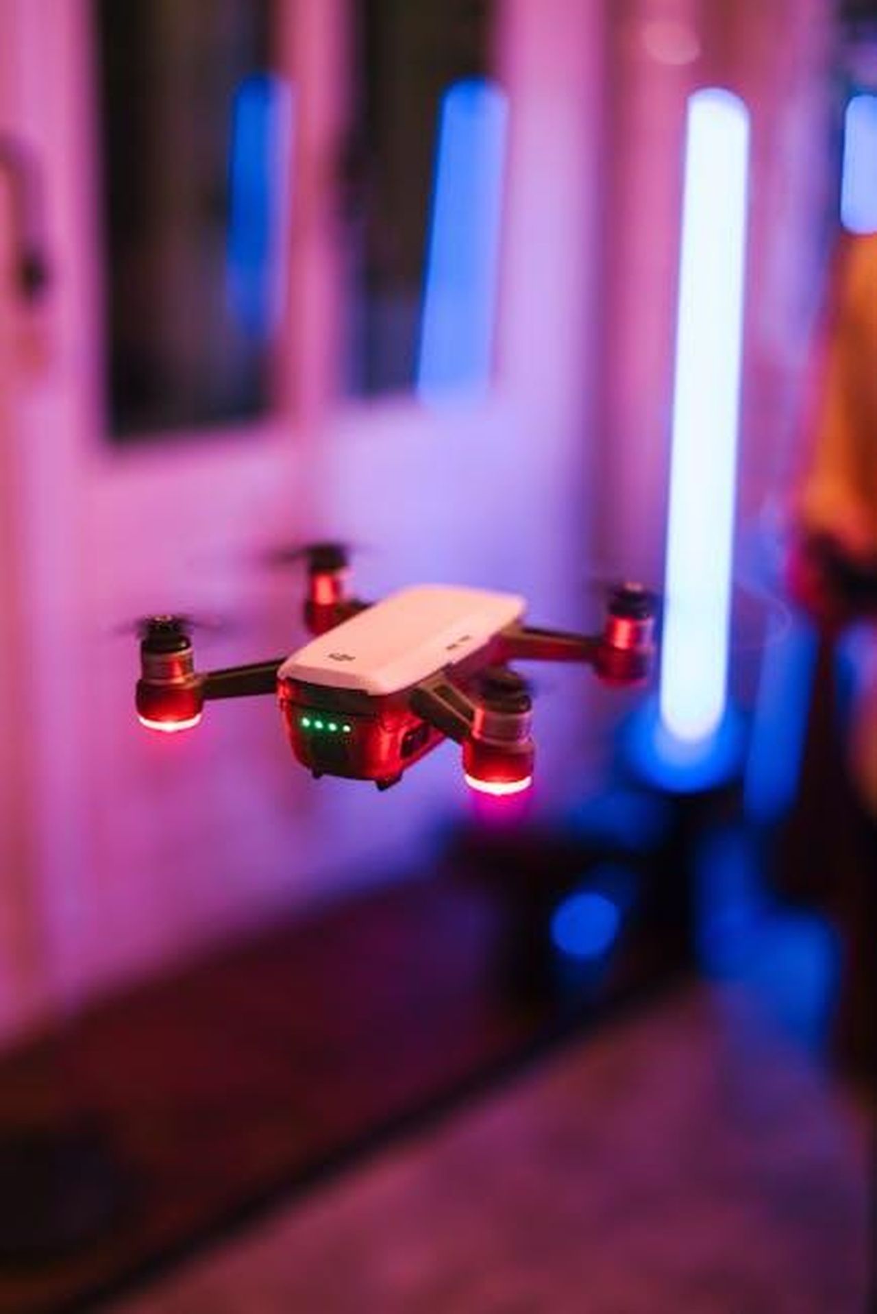Dati_tecnici_della_MINI_Countryman_euXVEN76n5 - Veicoli24 Source: Sami Abdullah - pexels - A vibrant flying drone with LED lights captured in an indoor setting, showcasing advanced technology.