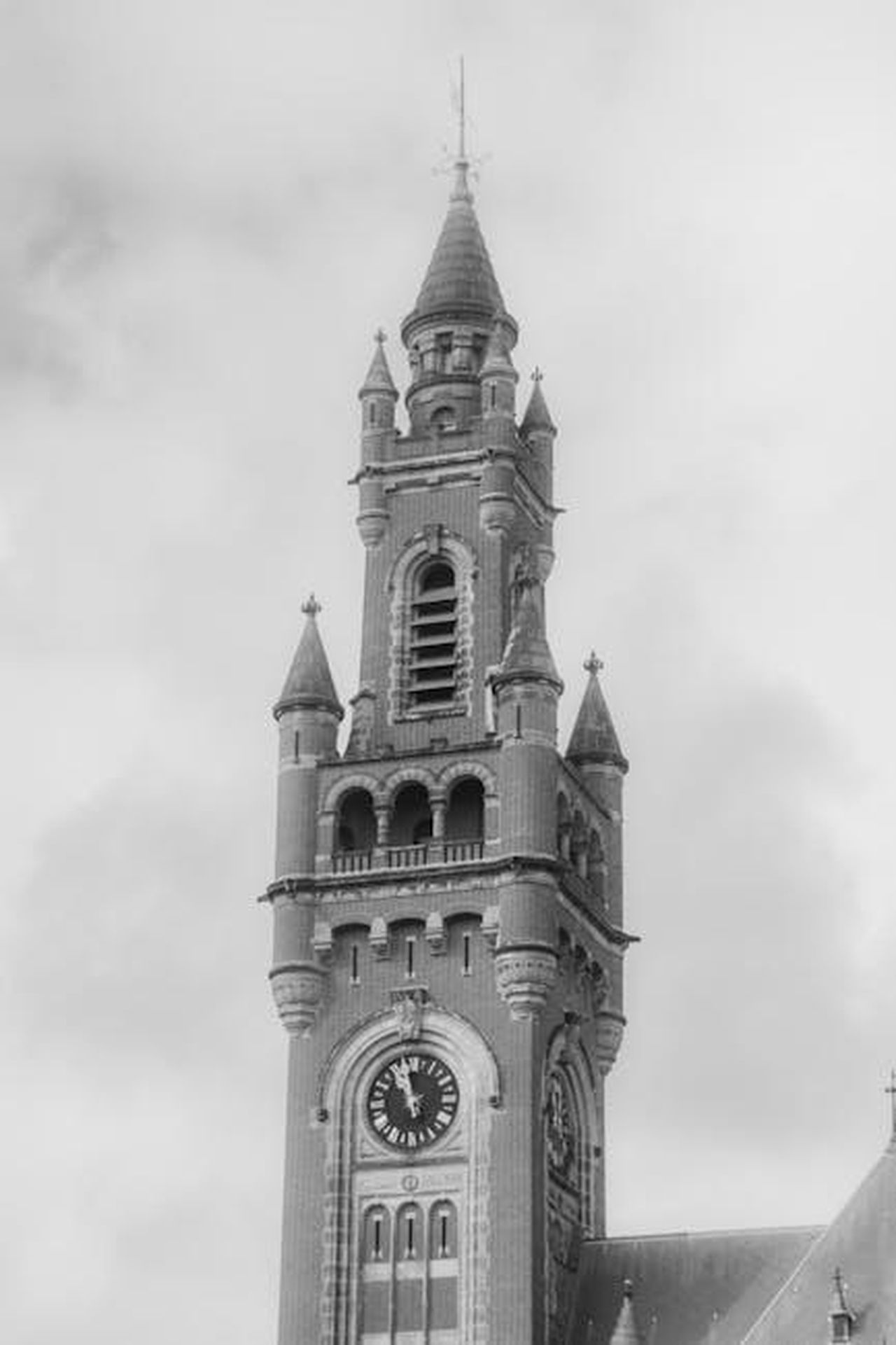 Decisione_della_Corte_Internazionale_di_Appello_TCV8GLKm6Z - Veicoli24 Source: Márton Novák - pexels - A grayscale image of a historic clock tower in The Hague, capturing architectural details.