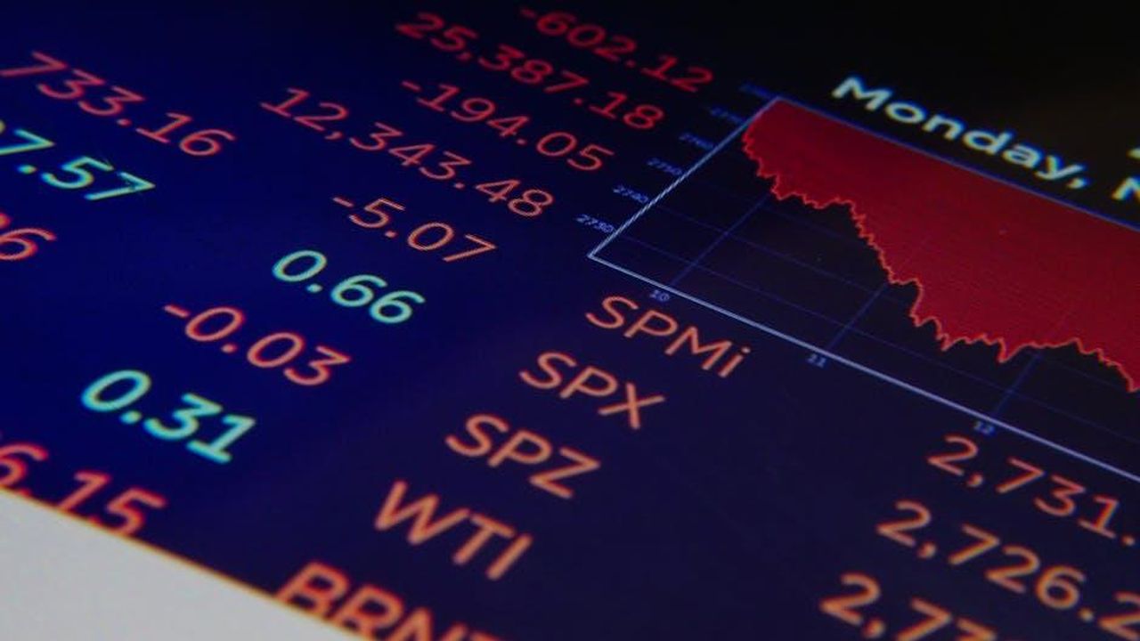 Declino_delle_vendite_globali_sR7j6nS1A5 - Veicoli24 Source: Kindel Media - pexels - Close-up of a digital stock market graph showing falling trends and financial indices in red and green.