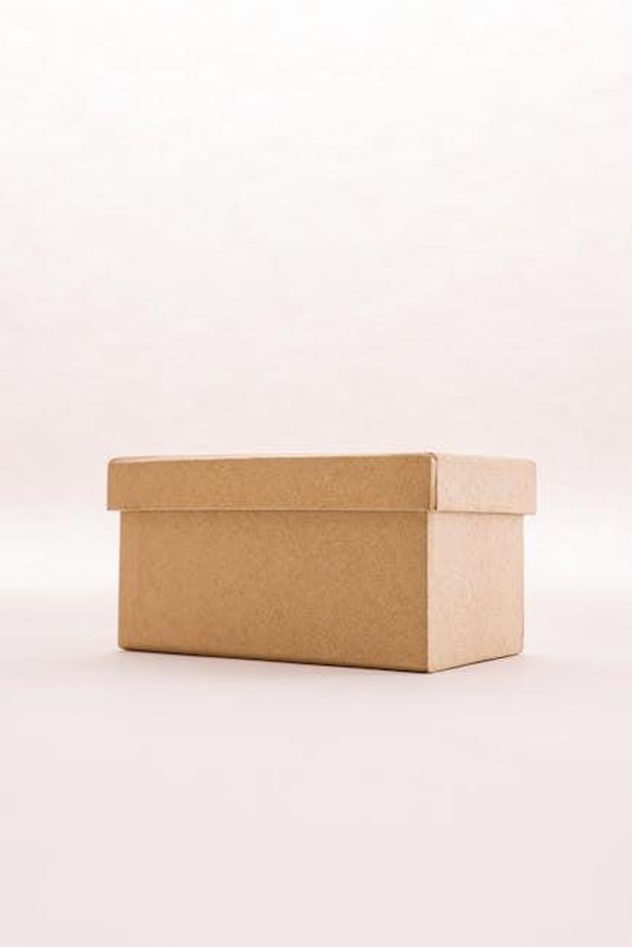 Design_del_Kia_PV5_Cargo_VLeqEopecK - Veicoli24 Source: Cup of Couple - pexels - Simple brown cardboard box against a blank background, perfect for mockups or packaging concepts.