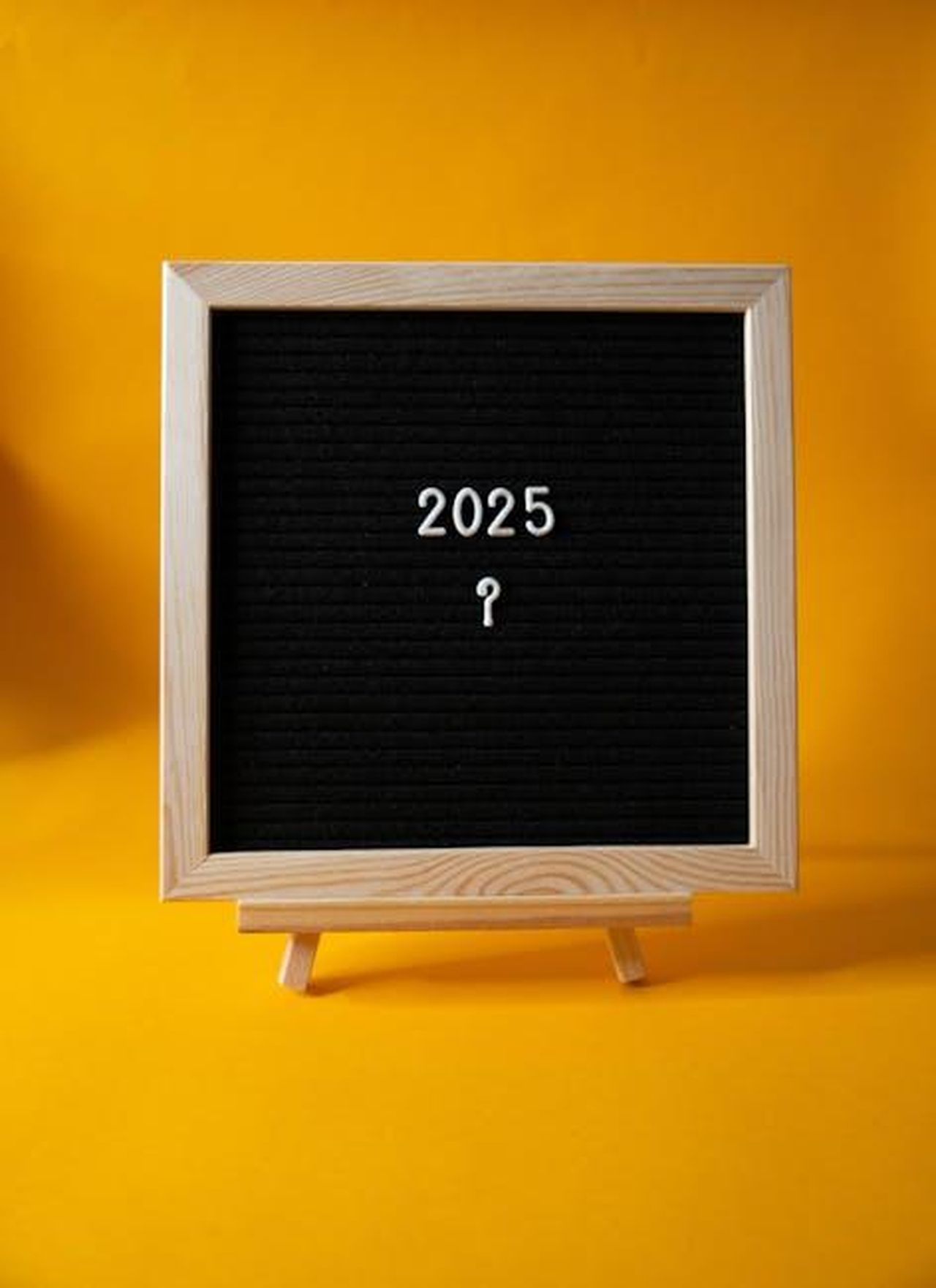 Design_della_Honda_Accord_2025_E8AlOtCWKA - Veicoli24 Source: Viridiana Rivera - pexels - Chalkboard with '2025' on bright yellow background, symbolizing a fresh start to the new year.