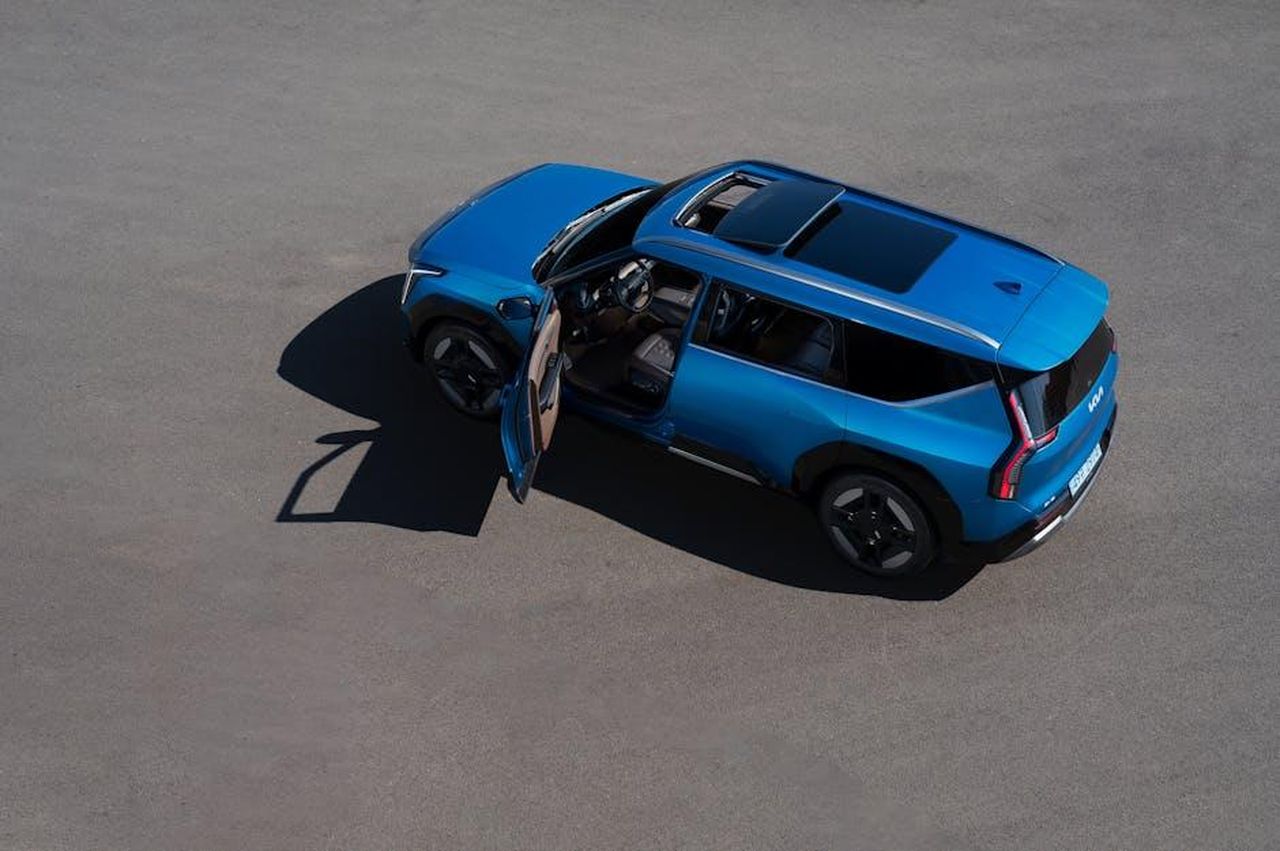 Design_e_caratteristiche_del_SUV_AZpAFeo0oH - Veicoli24 Source: Hyundai Motor Group - pexels - Top-down shot of a blue SUV with an open driver door on a clear asphalt surface.