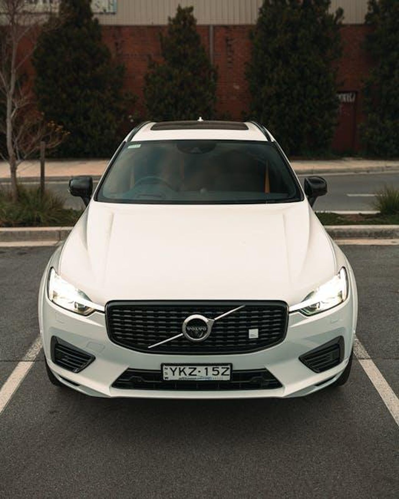 Design_esterno_e_interni_rinnovati_paCC6So2Wb - Veicoli24 Source: Matt Jerome Connor - pexels - White Volvo SUV parked in an outdoor setting, showcasing a sleek, modern design. Ideal for automotive enthusiasts.
