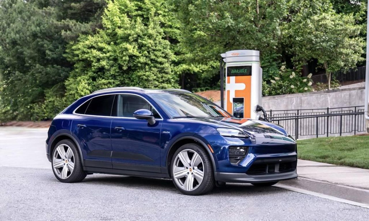 Dettagli_dellaccordo_tra_ChargePoint_e_AAA_smI4K87BSc - Veicoli24 Dettagli dell'accordo tra ChargePoint e AAA - Porsche Macan EV al caricabatterie ChargePoint