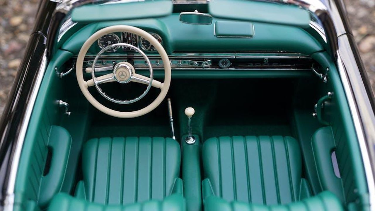 Dettagli_esclusivi_di_verniciatura_e_interni_V8ciVIY8AR - Veicoli24 Source: Mike Bird - pexels - Vintage Mercedes car interior featuring green seats and dashboard, highlighting classic automotive design.