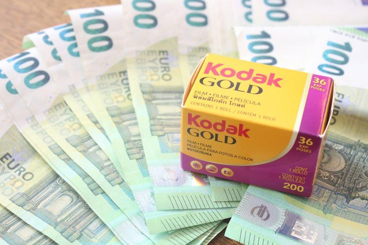 Dettagli_sui_prodotti_di_finanziamento_offerti_LmRBeg7cRq - Veicoli24 Source: Stefan - pexels - Kodak Gold 200 film box on a spread of Euro banknotes, symbolizing the value of photography.