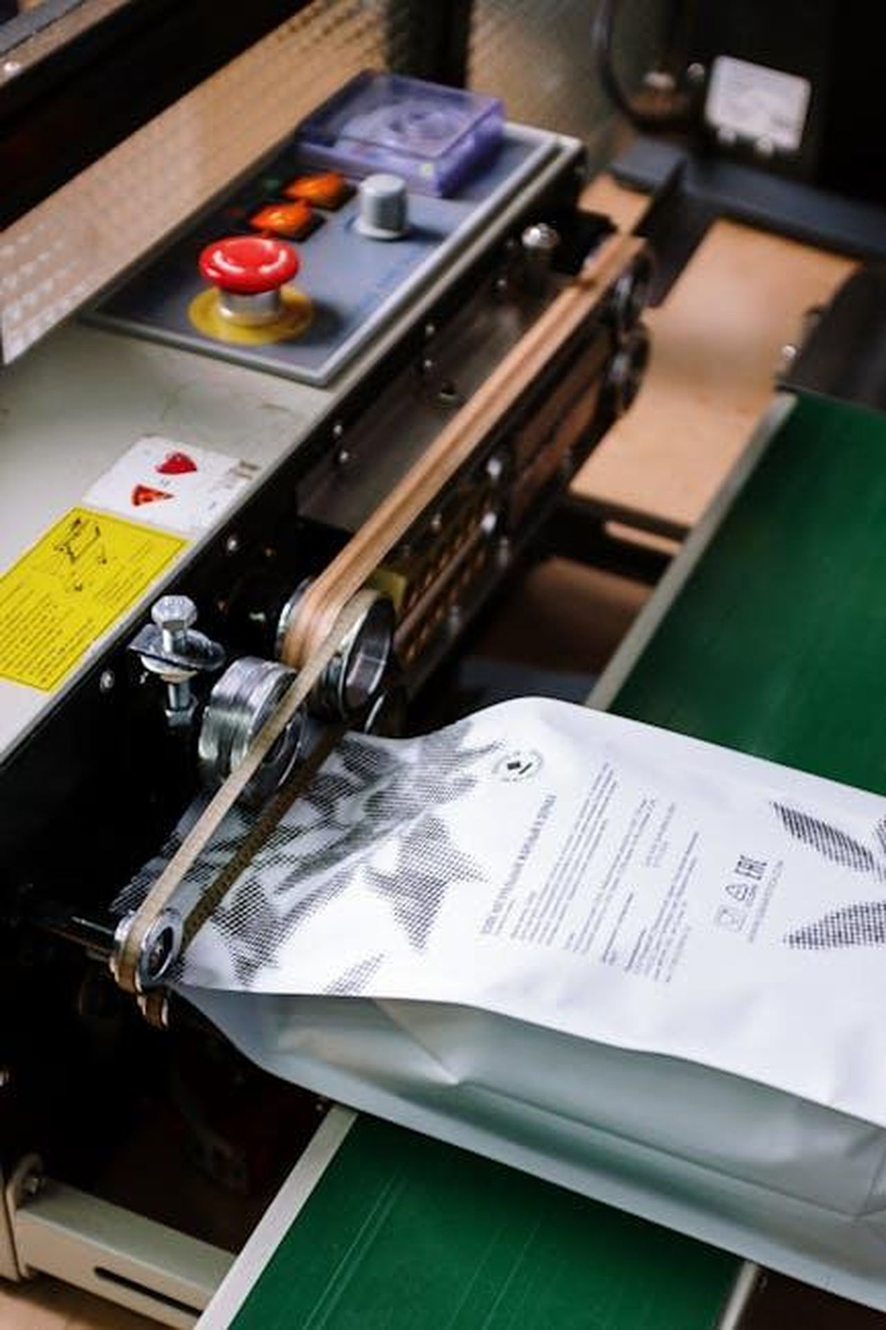 Dettagli_sui_vari_livelli_di_automazione_runyEmYxus - Veicoli24 Source: cottonbro studio - pexels - Close-up of a coffee bag being sealed by an industrial machine, showcasing manufacturing precision.