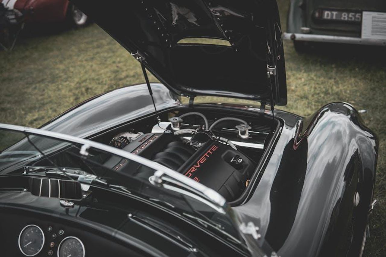 Dettagli_sul_motore_Eliminator_Spec_S_ilkt5B6809 - Veicoli24 Source: Sebastian Dziomba - pexels - A classic sports car with an open hood revealing a Corvette engine in a vintage car show.