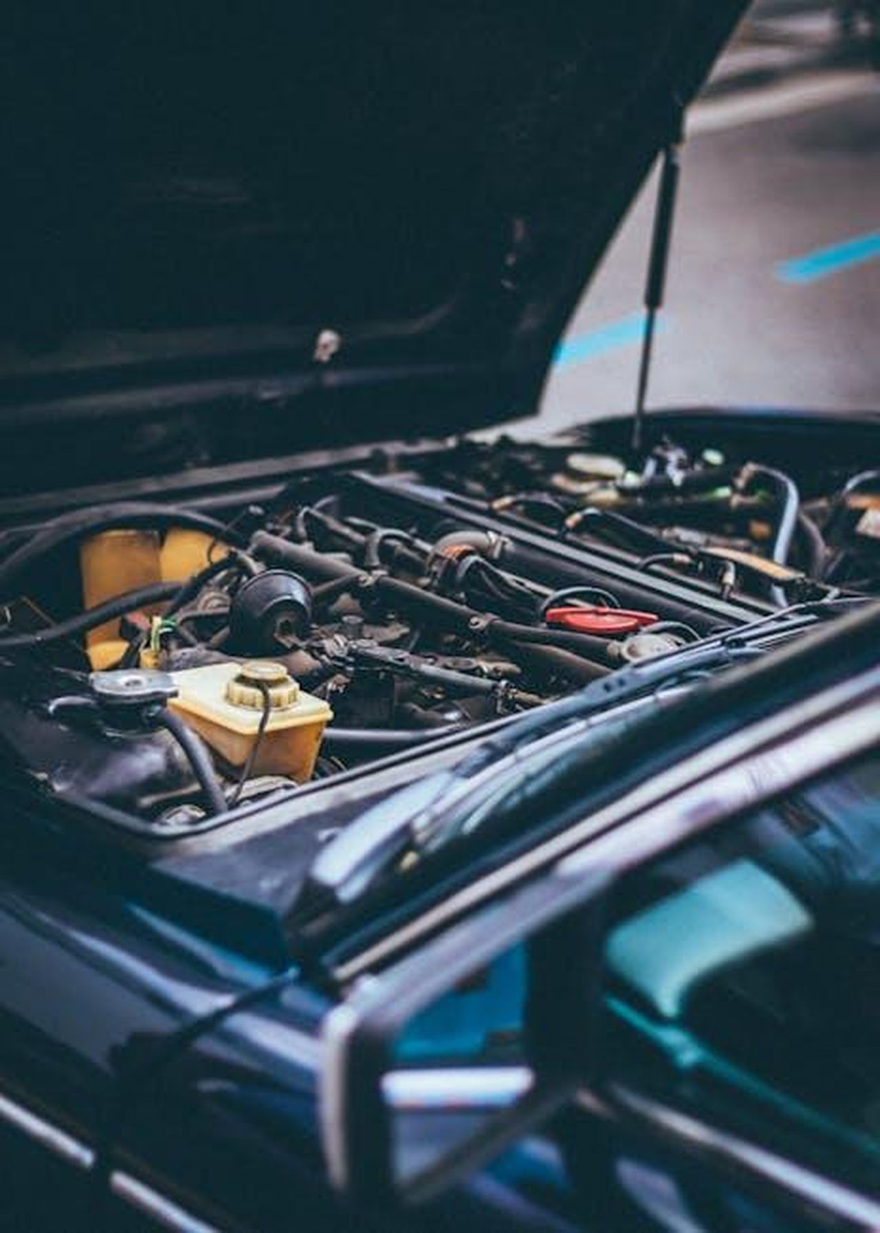 Dettagli_sul_motore_e_la_piattaforma_UAfe9paY1Y - Veicoli24 Source: George Sultan - pexels - Detailed view of an exposed car engine under maintenance in Barcelona.