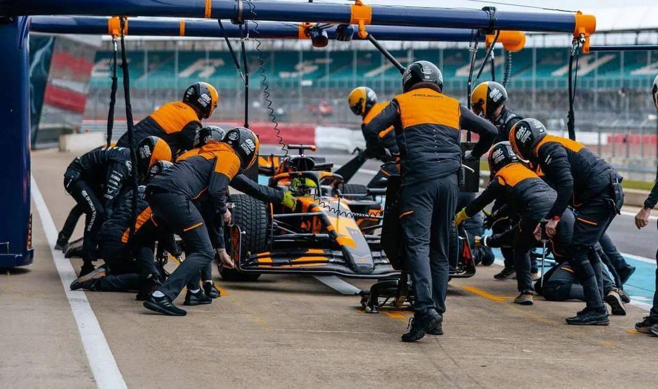 Dettagli_sulla_MCL39_e_i_piloti_L842R0oZmD - Veicoli24 Dettagli sulla MCL39 e i piloti - 2025 McLaren MCL39 Formula 1 race car