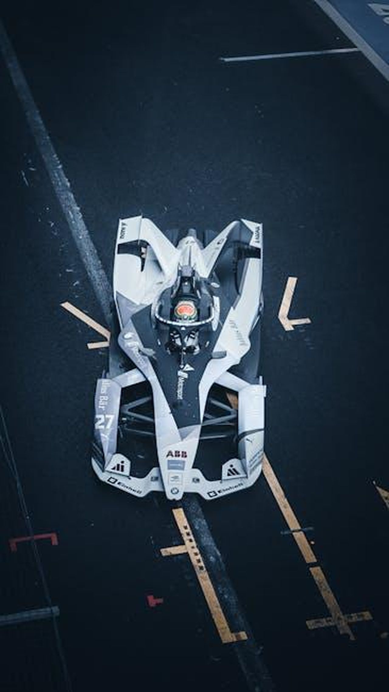 Dettagli_tecnici_della_RB21_e_potenza_4OpDqUcGhi - Veicoli24 Source: Alex wolf mx - pexels - Top view of a dynamic Formula E car racing on a city street circuit, showcasing modern technology and speed.