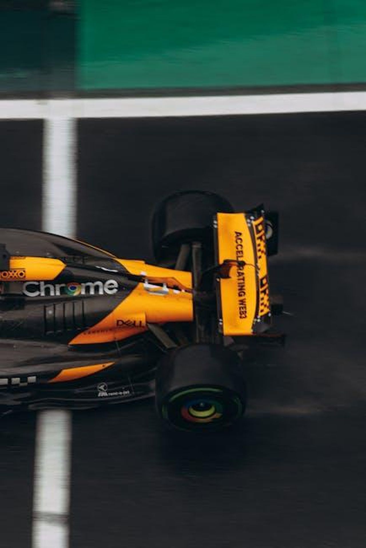 Dettagli_tecnici_della_RB21_e_potenza_CC5n6Bf6Gs - Veicoli24 Source: Jonathan Borba - pexels - Top view of a fast-moving formula racing car on a wet track, showcasing speed and precision.
