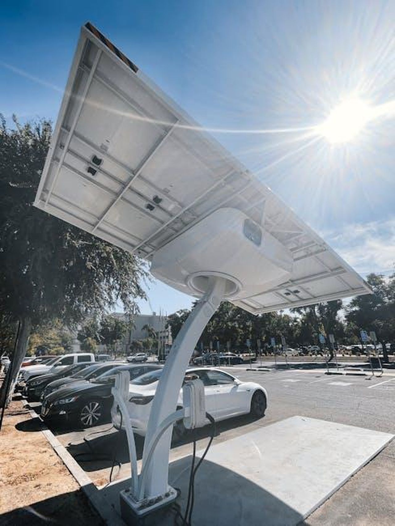 Dettagli_tecnici_e_piattaforma_del_EV2_YSr7n7k0gR - Veicoli24 Source: Kindel Media - pexels - Electric car charging station equipped with solar panels in a sunny parking lot.