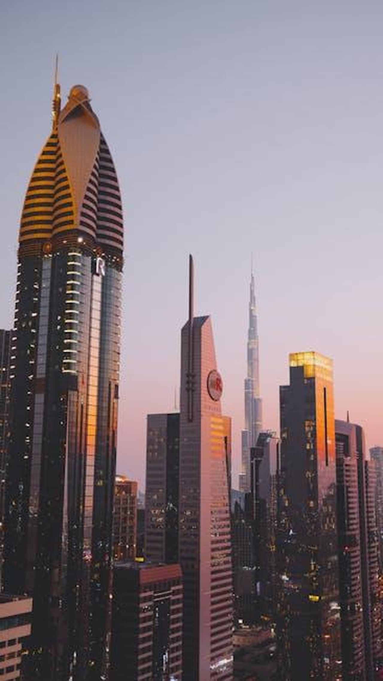 Disponibilit_e_piani_futuri_iSaQvOGqXf - Veicoli24 Source: Anna Sovi - pexels - Stunning view of Dubai's iconic skyline with skyscrapers at sunset.