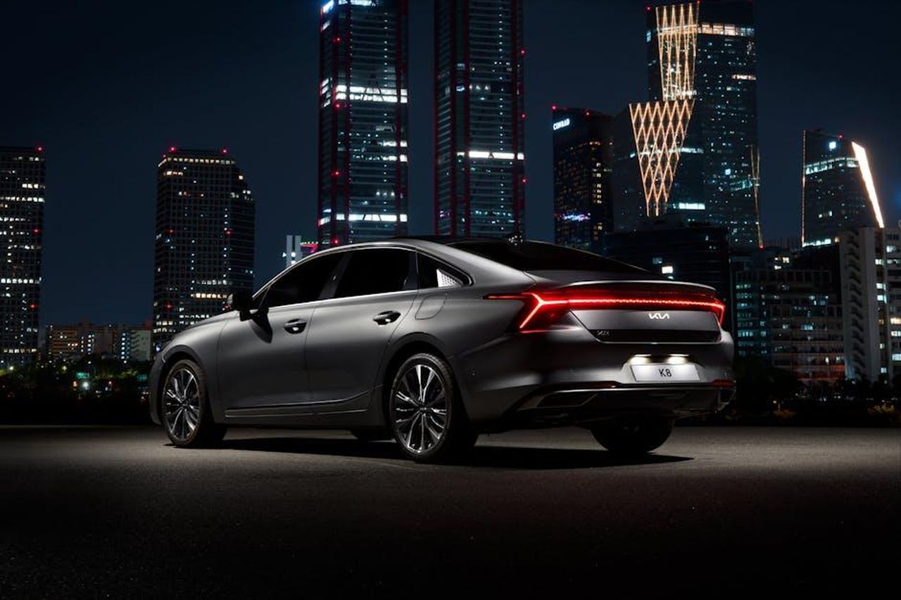 Disponibilit_e_piani_futuri_per_il_Kia_PV5_rMT2fJZJve - Veicoli24 Source: Hyundai Motor Group - pexels - Stylish black car parked with illuminated Seoul skyline in the backdrop. Modern urban vibe.