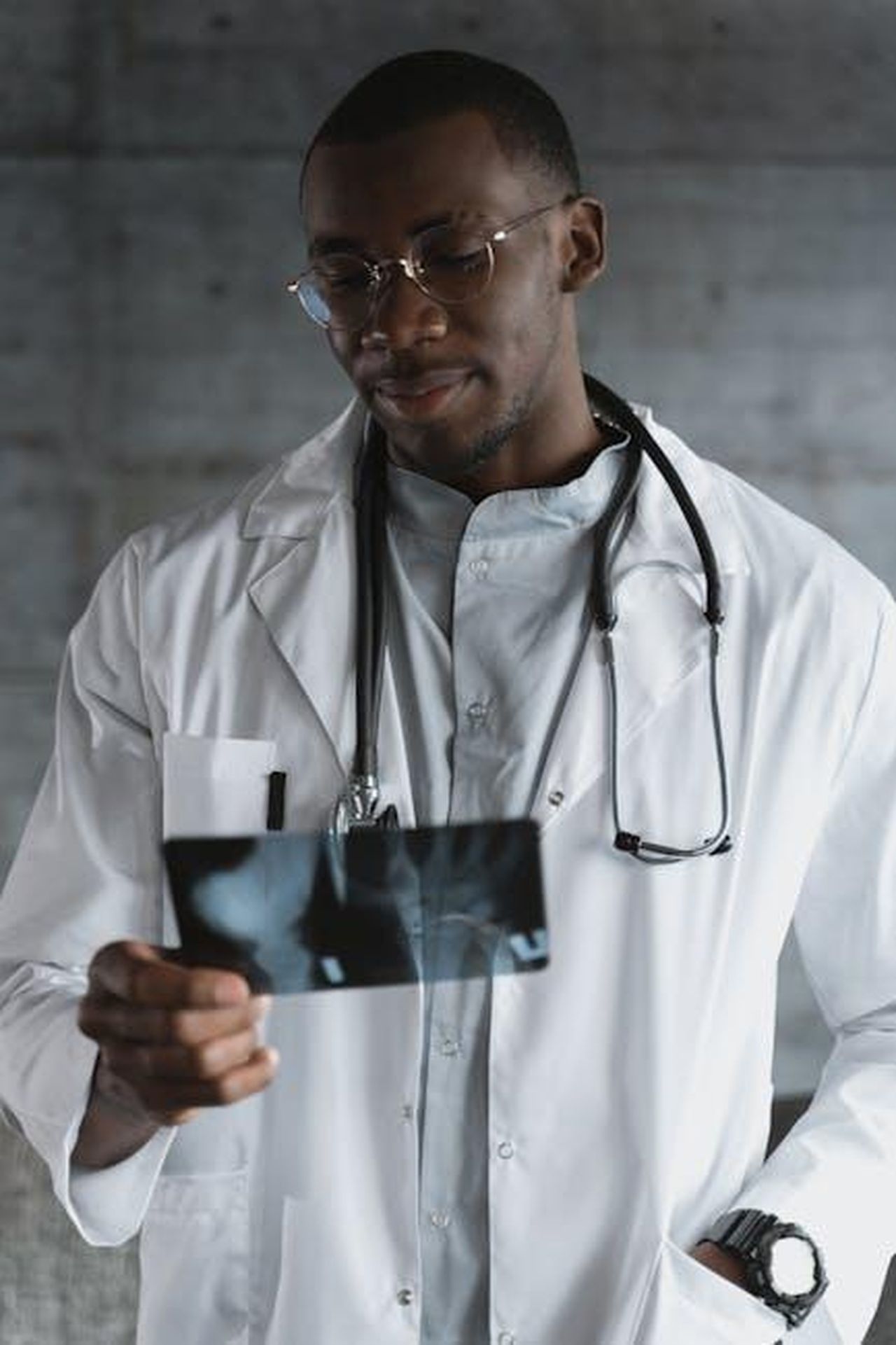 Doveri_del_Chief_Medical_Officer_EYb3OHGkgR - Veicoli24 Source: Tima Miroshnichenko - pexels - Medical professional carefully examines an X-ray image in a clinical setting.