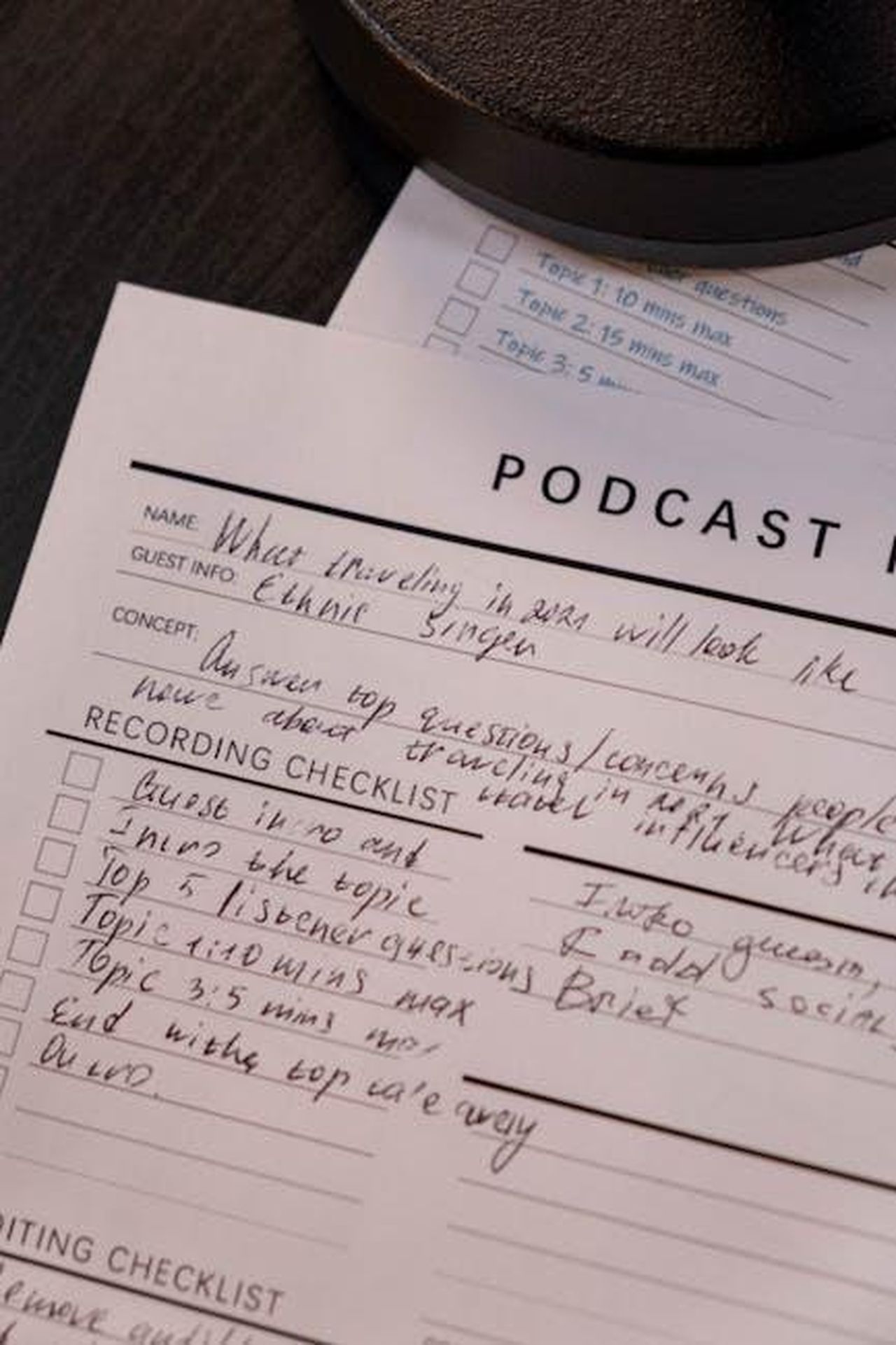 Download_della_guida_ai_media_J1c8wuruCt - Veicoli24 Source: cottonbro studio - pexels - Detailed podcast planning sheet with handwritten notes for effective recording.