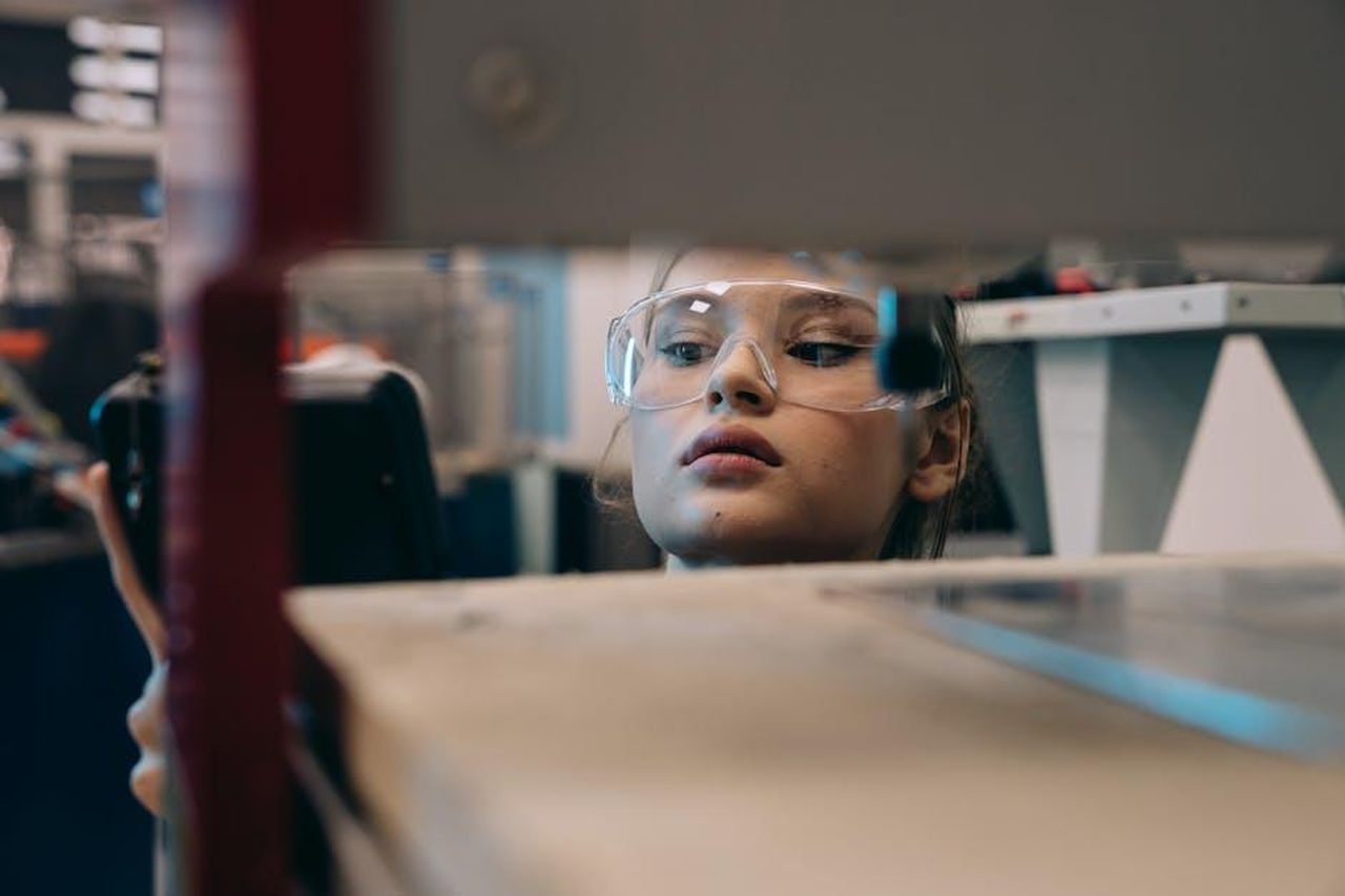 Download_delle_specifiche_UXUCWrl785 - Veicoli24 Source: Mikhail Nilov - pexels - Woman wearing protective goggles working intently in an industrial workshop.
