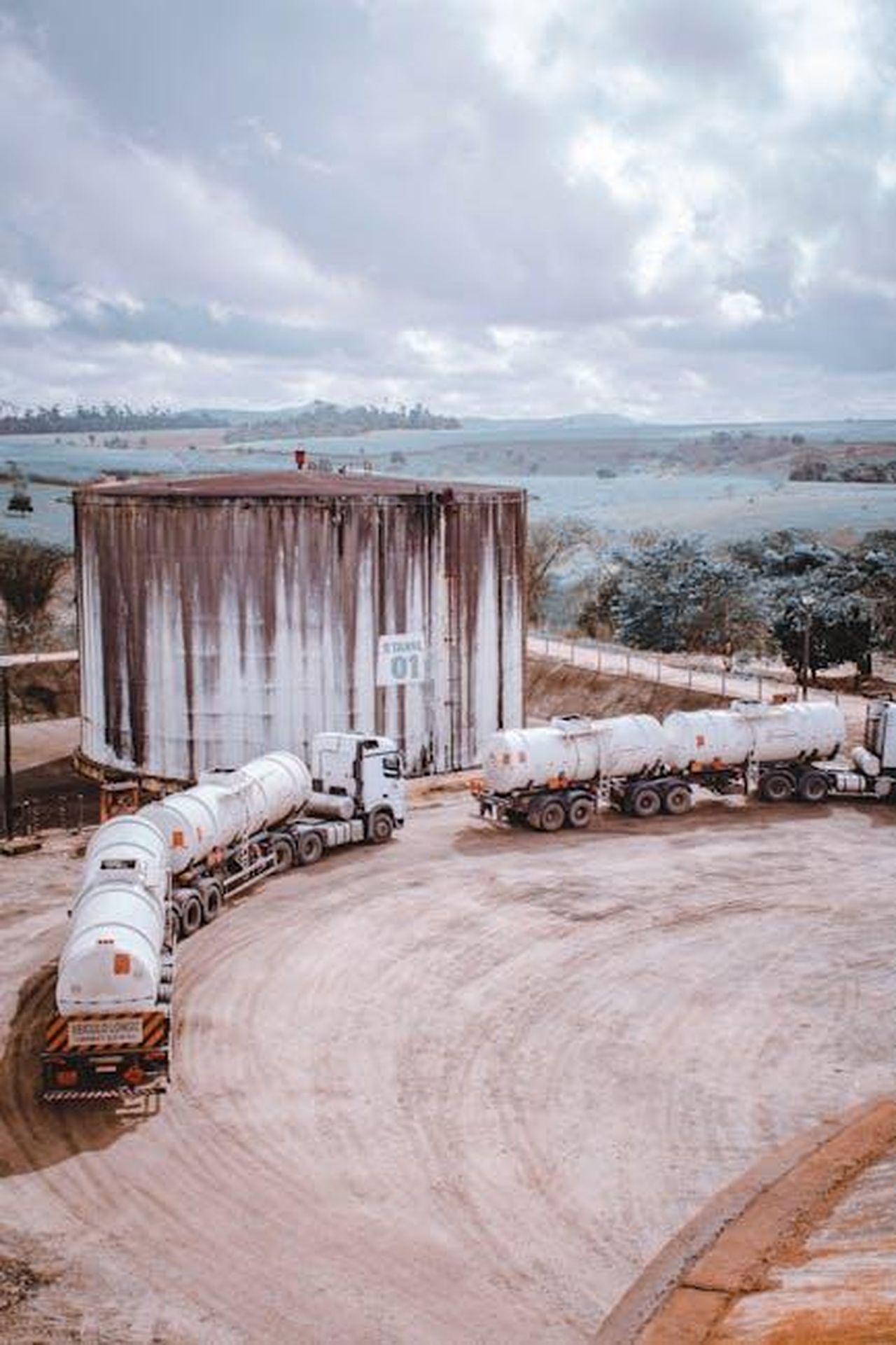 Due_dei_16_camion_sovvenzionati_in_Europa_per_la_logistica_del_BMW_Group_kKFAtqVoOx - Veicoli24 Source: Ronivon Prado - pexels - Aerial view of industrial trucks near a large silo in Serra dos Aimorés, Brazil.