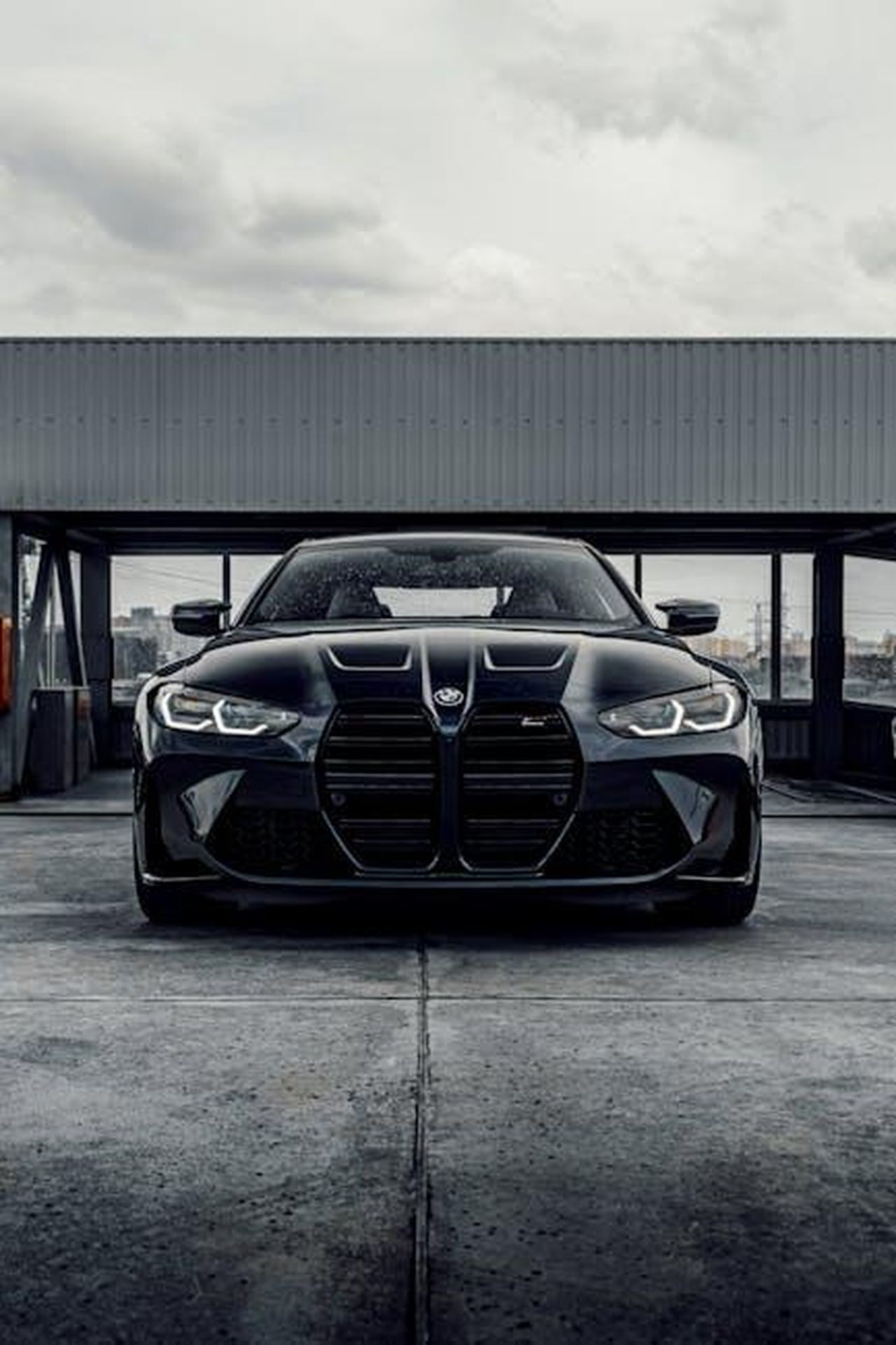 Due_varianti_di_design_caratteristiche_Sport_e_Style_hg8fs0sNCb - Veicoli24 Source: Low Is - pexels - A sleek black luxury car parked in an industrial urban setting, showcasing modern design and elegance.
