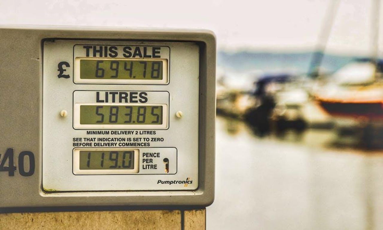 Economia_di_carburante_della_Cadillac_CT5_2025_RToue1ddND - Veicoli24 Source: Lloyd Freeman - pexels - Blurred background view with focus on fuel pump display showing price and liters.