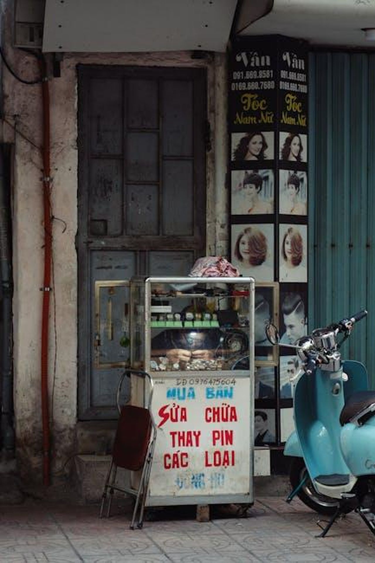 Economia_di_carburante_della_Honda_Accord_2025_GtTa4iLgUu - Veicoli24 Source: tu nguyen - pexels - A charming street view in Hanoi featuring a vintage shop, signs in Vietnamese, and a classic scooter.