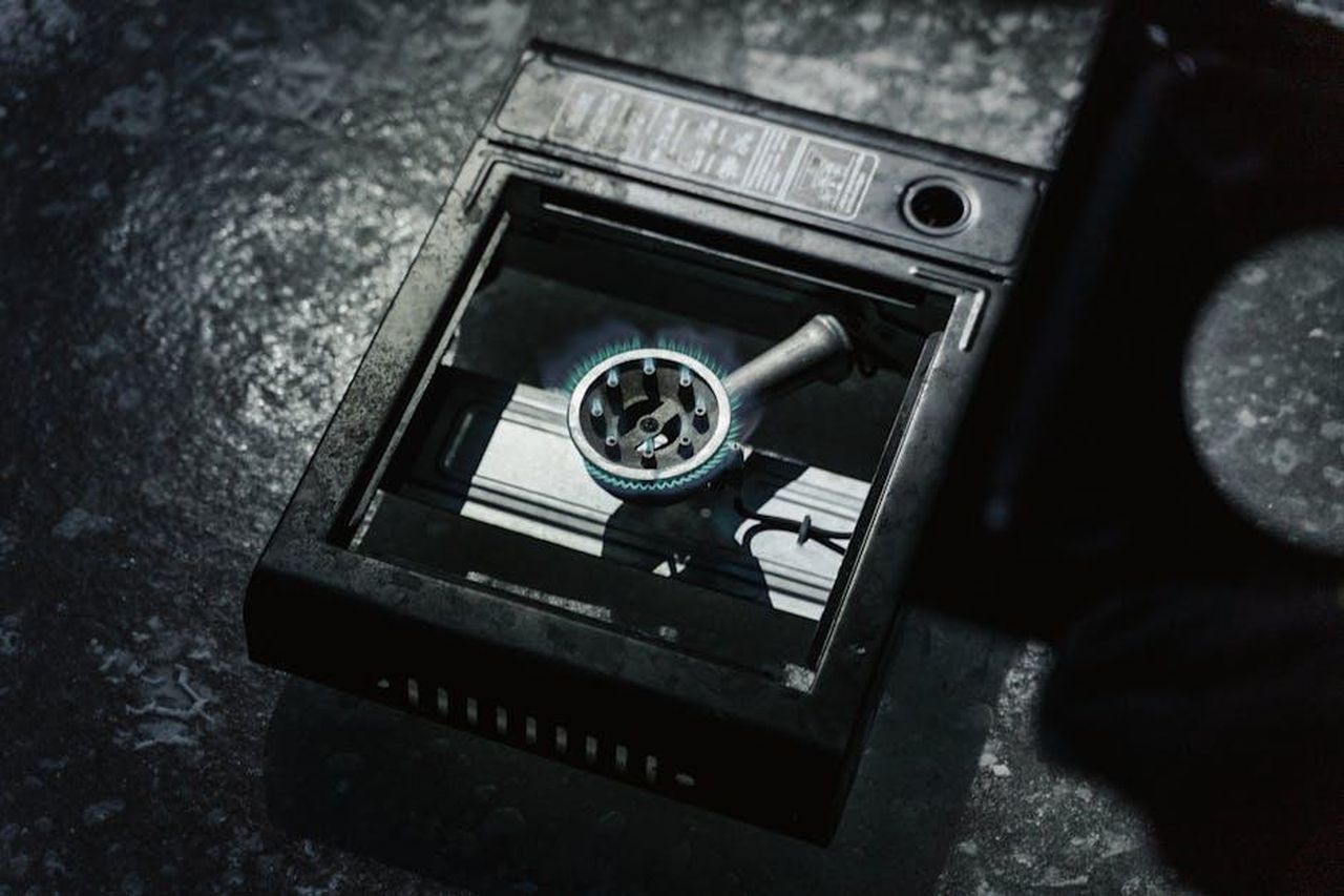 Economia_di_carburante_della_Honda_Odyssey_2025_hMZwXSZTcY - Veicoli24 Source: Tima Miroshnichenko - pexels - Detailed view of a portable stove with a lit blue flame on a textured surface.
