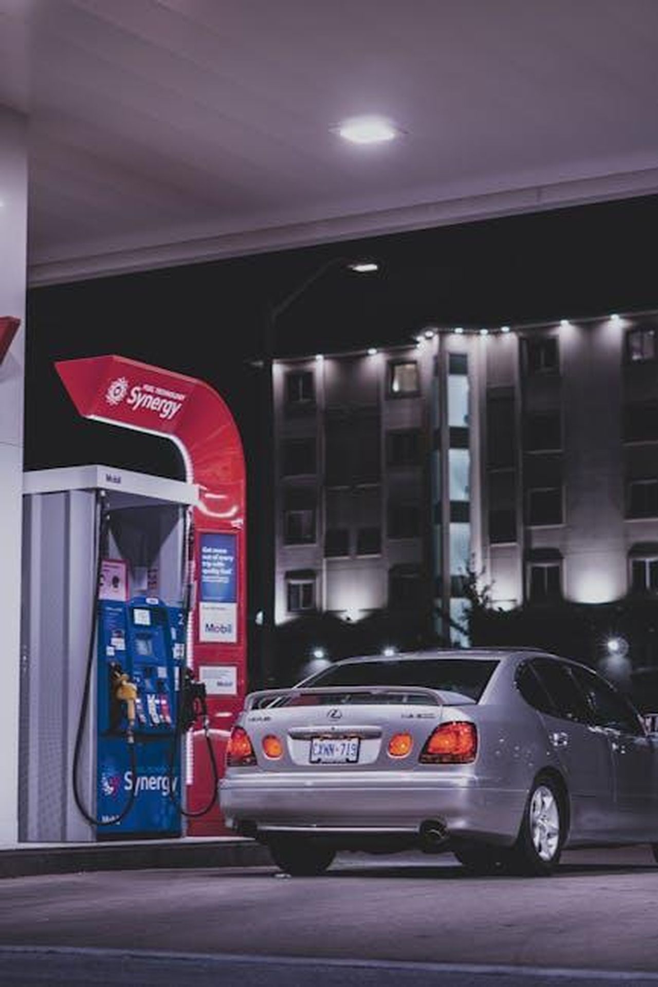 Economia_di_carburante_della_Lexus_ES_2025_v6FVL5bMYD - Veicoli24 Source: Muhammad Muzamil - pexels - A silver car refueling at a gas station in Niagara Falls, Canada, during nighttime.