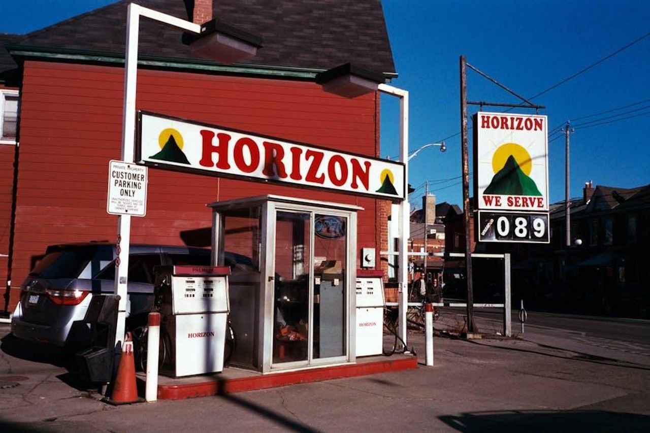 Economia_di_carburante_della_Mitsubishi_Outlander_2025_IXCJztJZkF - Veicoli24 Source: Jill Evans - pexels - Explore a classic gas station in old Toronto, featuring nostalgic design and vintage pumps.