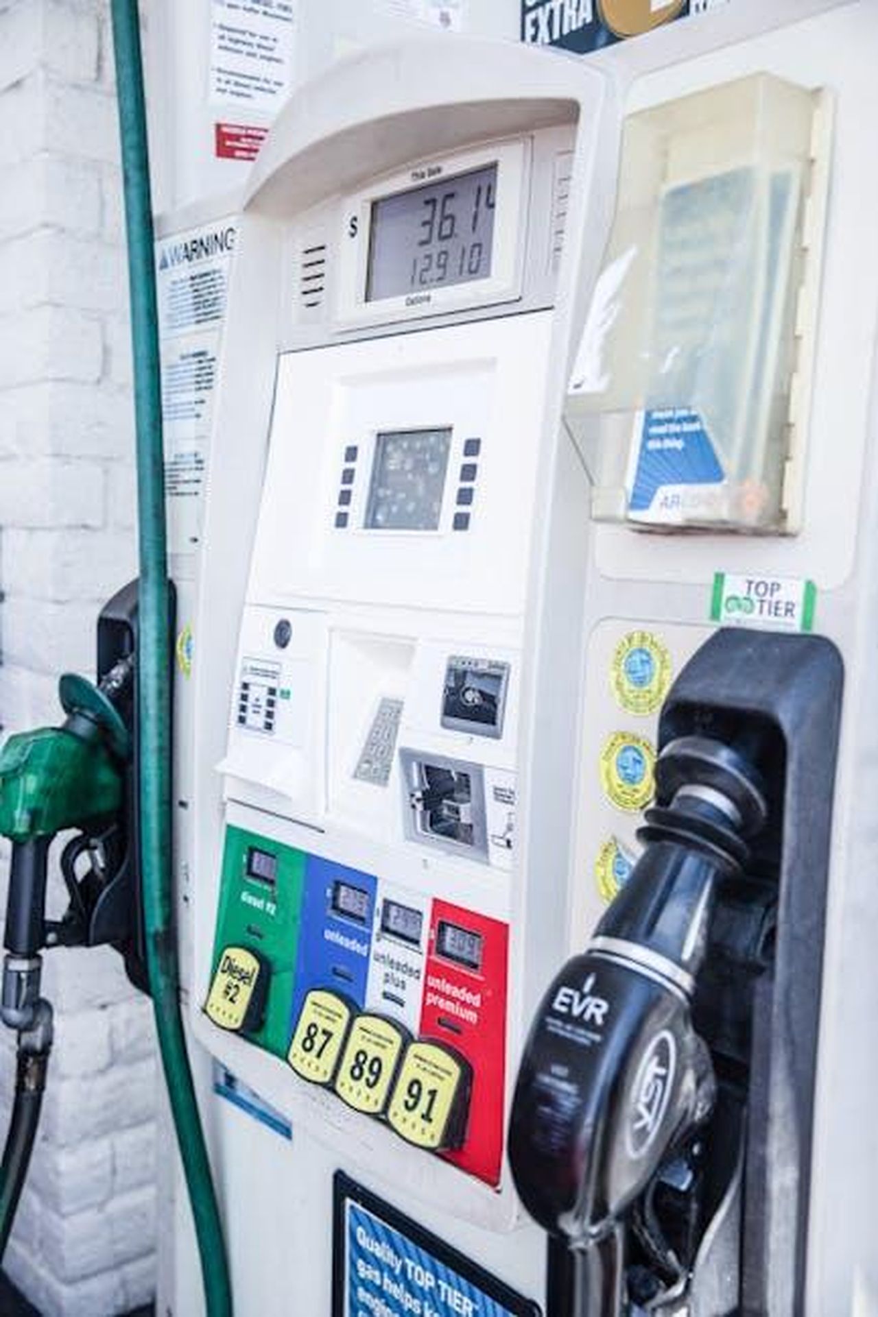 Economia_di_carburante_della_Polestar_2_zrXXG3VHTS - Veicoli24 Source: Ekaterina Belinskaya - pexels - Close-up of a modern gas pump at a Los Angeles fuel station showing fuel options and digital display.