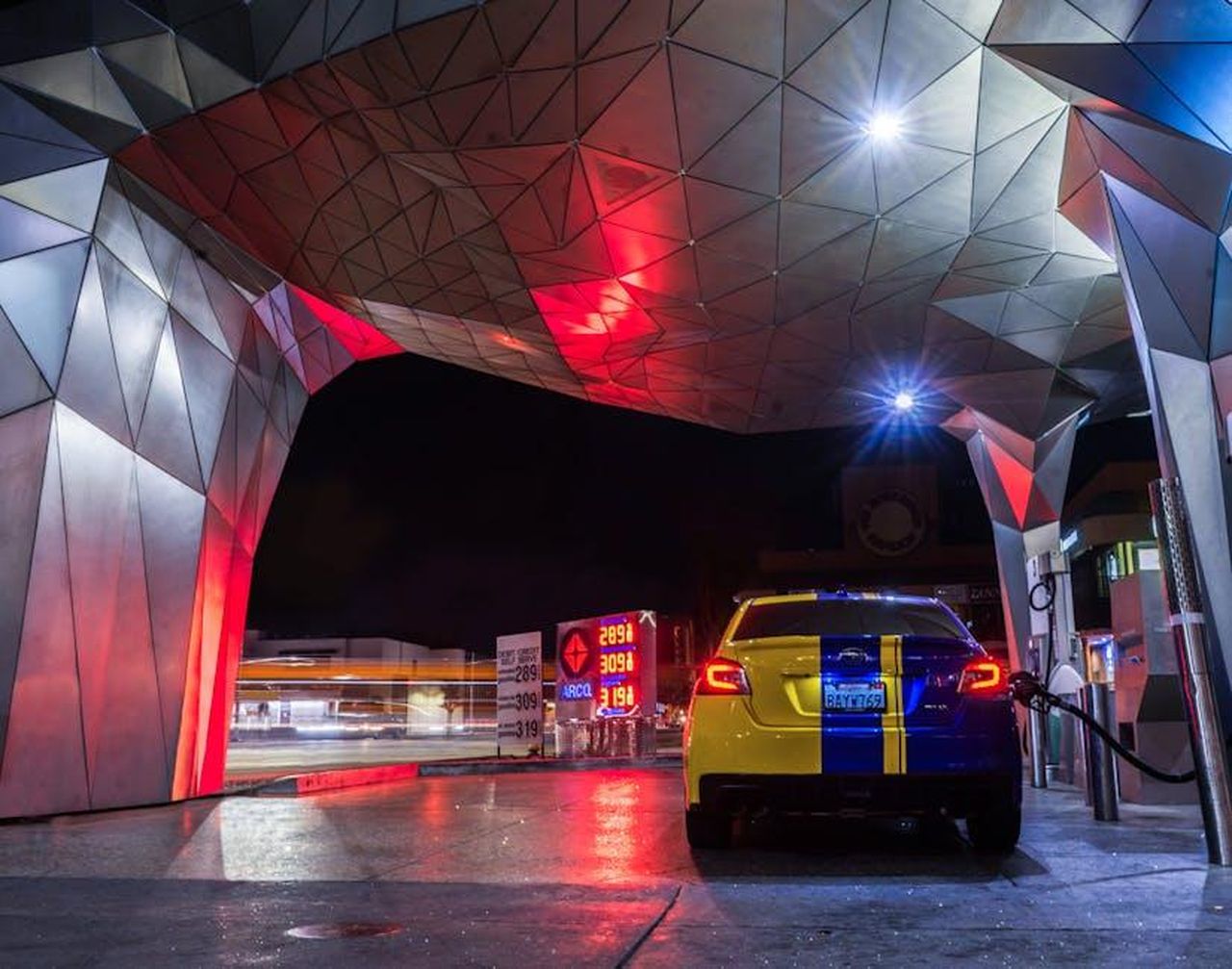 Economia_di_carburante_della_Subaru_Ascent_2025_I4XDc9SY5K - Veicoli24 Source: Justin Choi - pexels - A Subaru WRX refueling at a modern gas station in Beverly Hills, CA, at night.